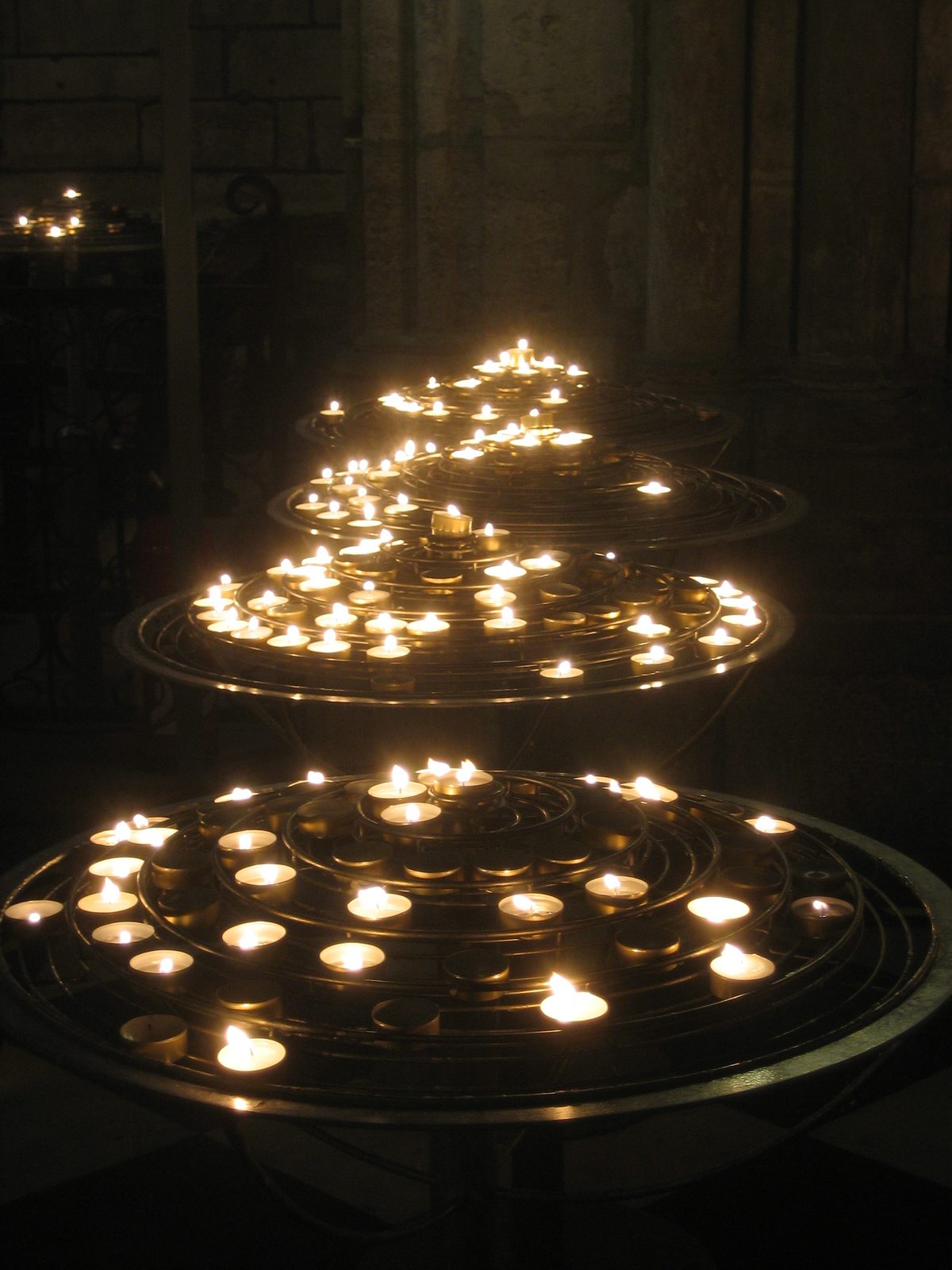 velas - ofrendas - dentro de la catedral de Notre Damme