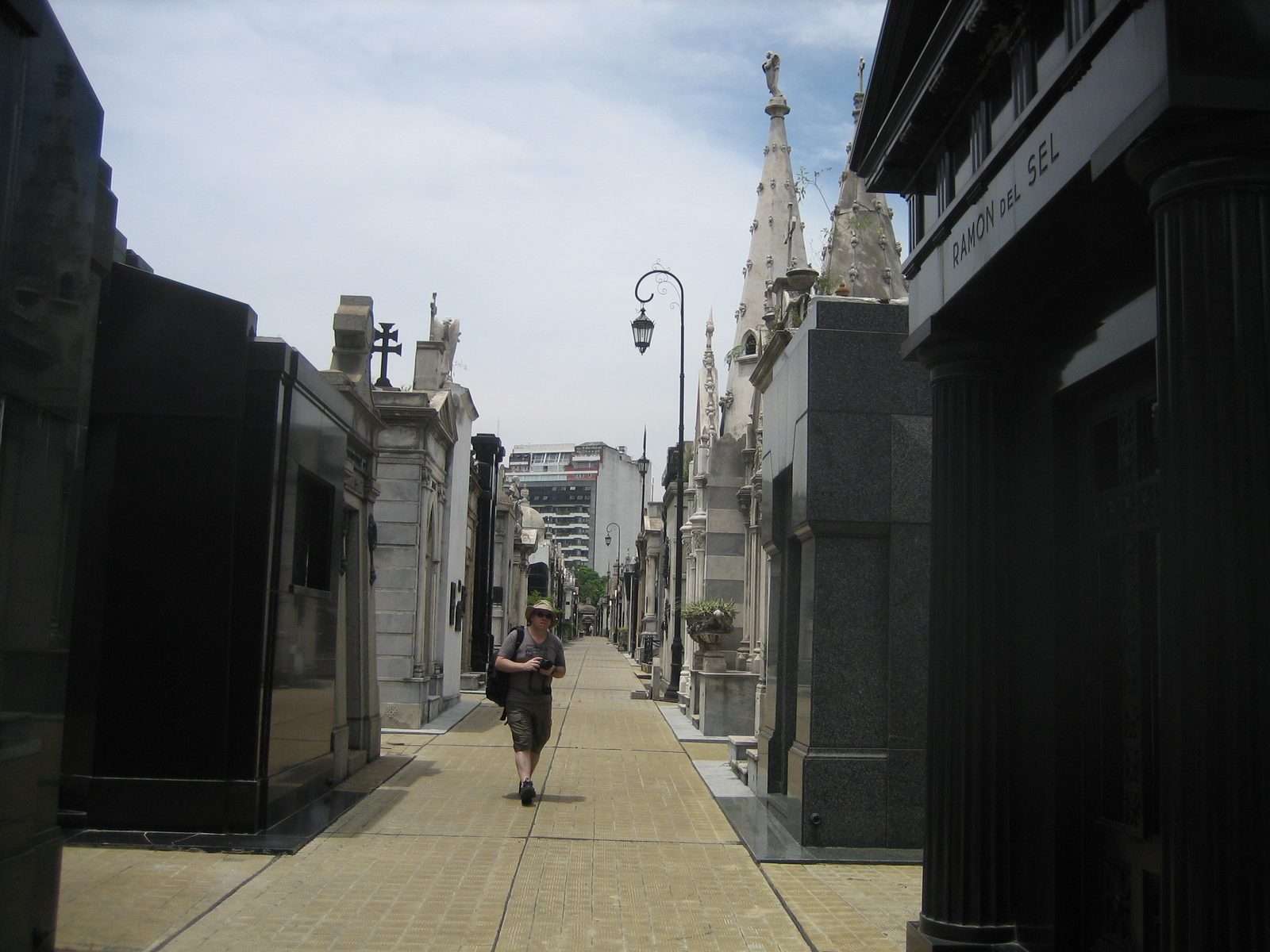 Mike por una de las callecitas del cementerio