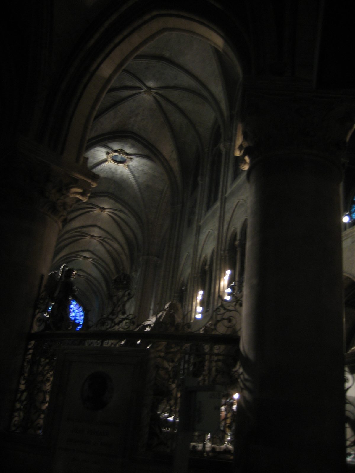 dentro de la catedral