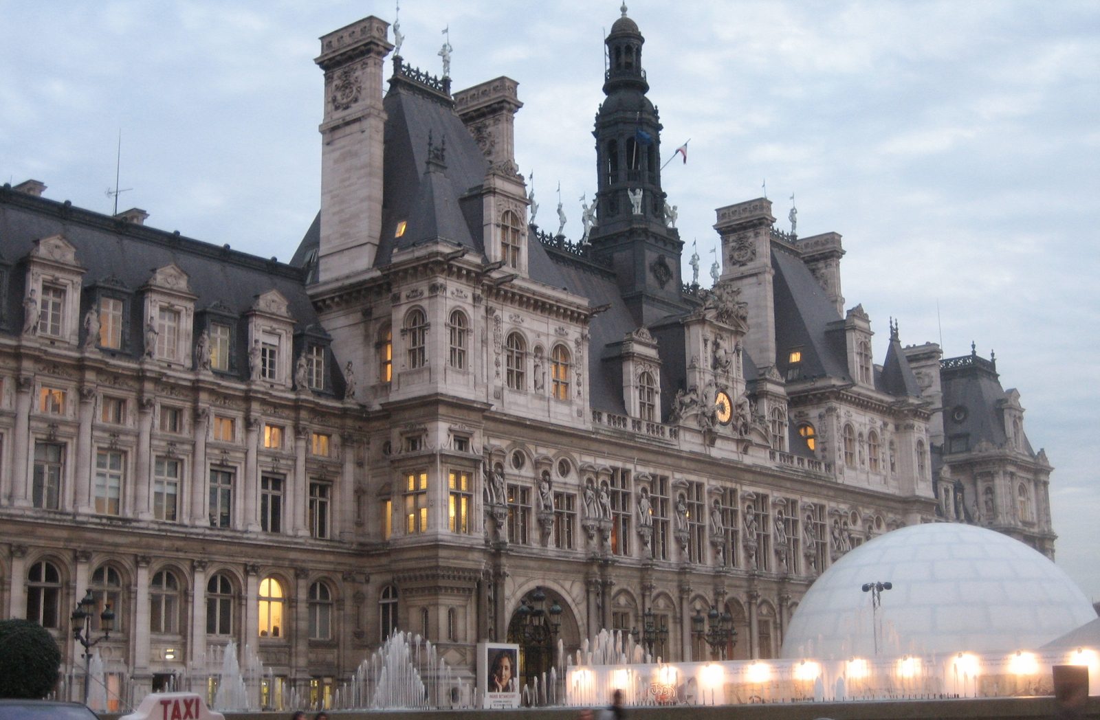 edificio donde funciona la municipalidad de Paris