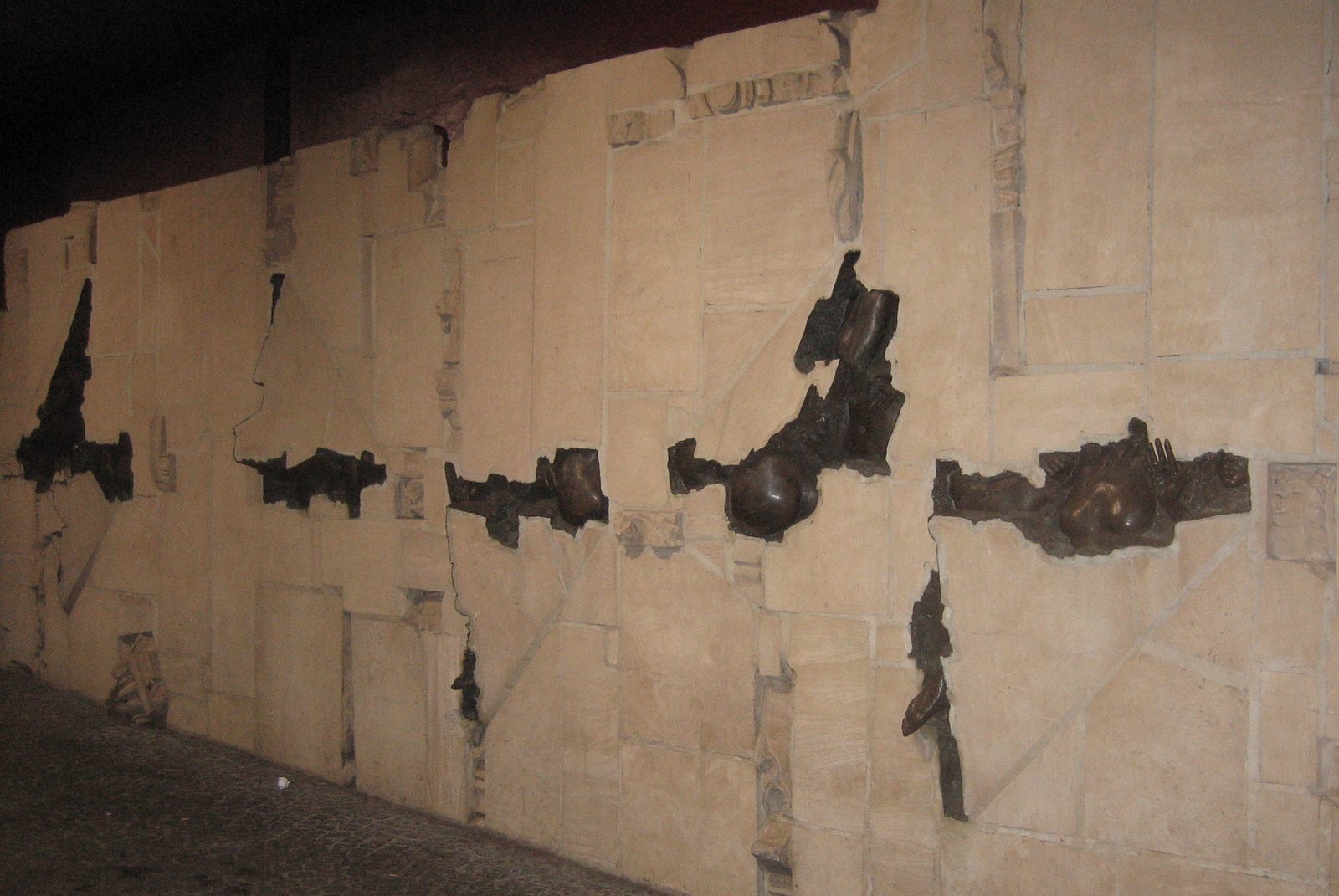 esculturas en una pared atras de uno de los teatros