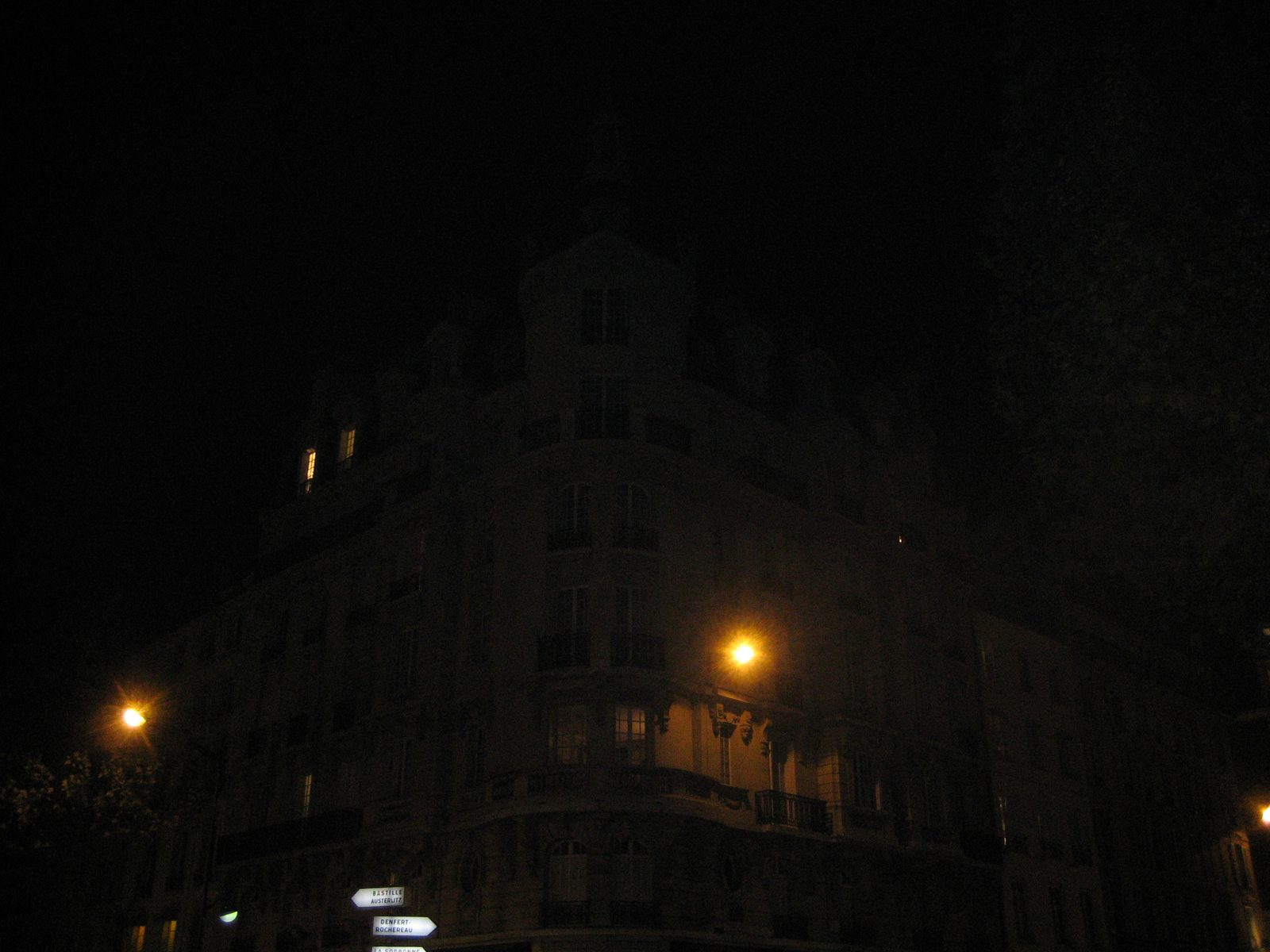 esta muy oscura pero esta esquina me recordo mucho a BsAs!