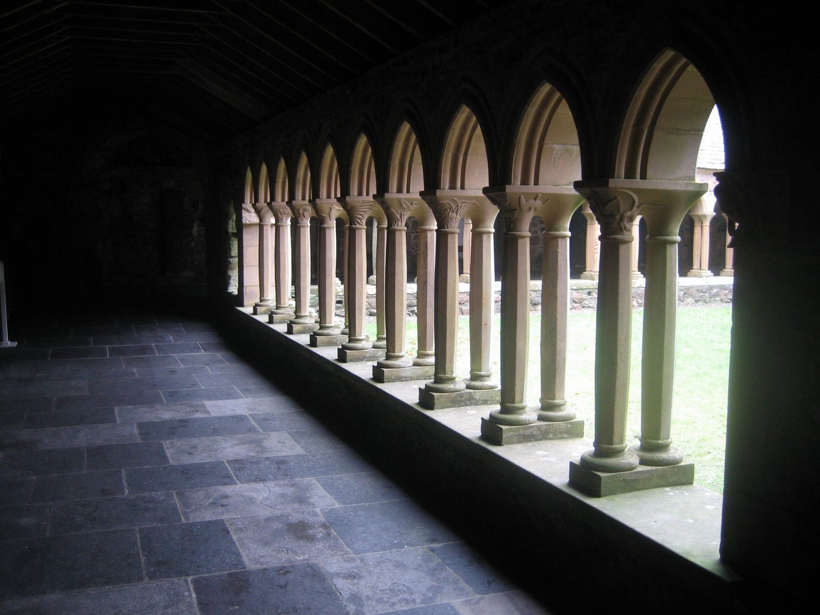 en la galeria de la abadia