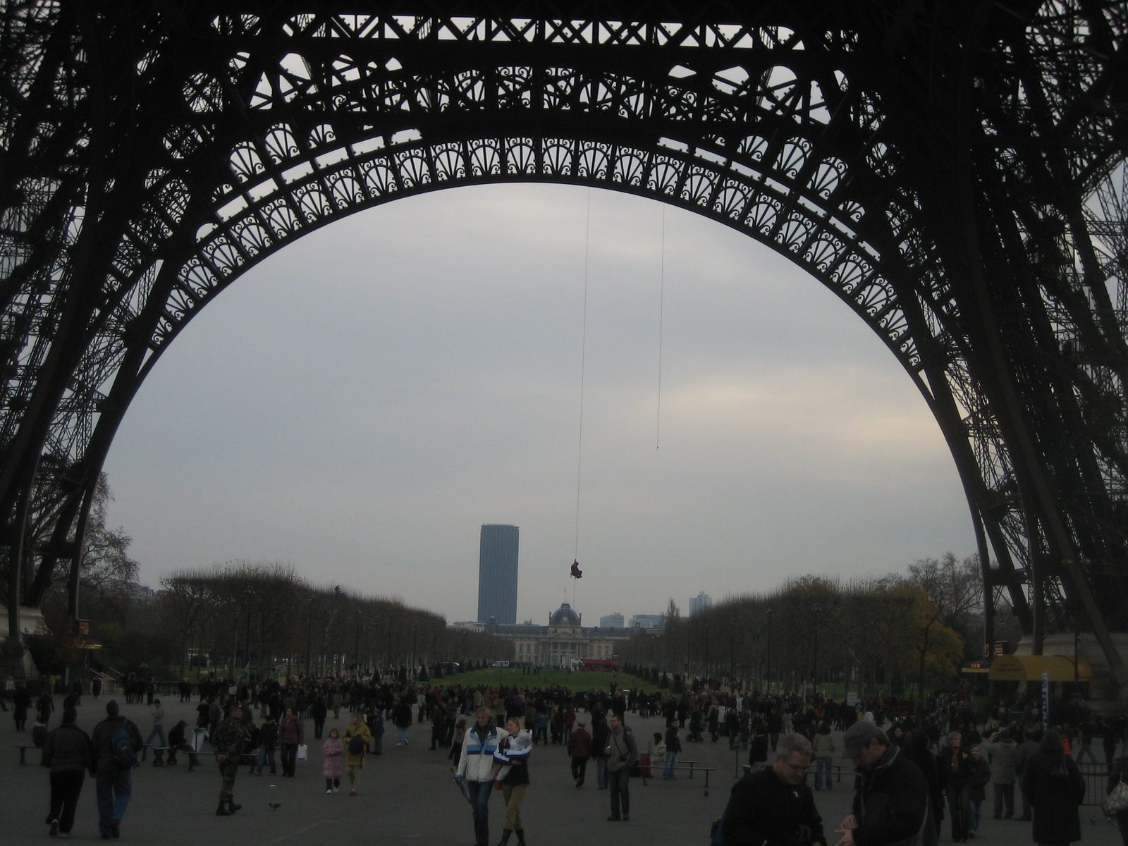 los bomberos de Paris "escalando" la torre Eiffeil