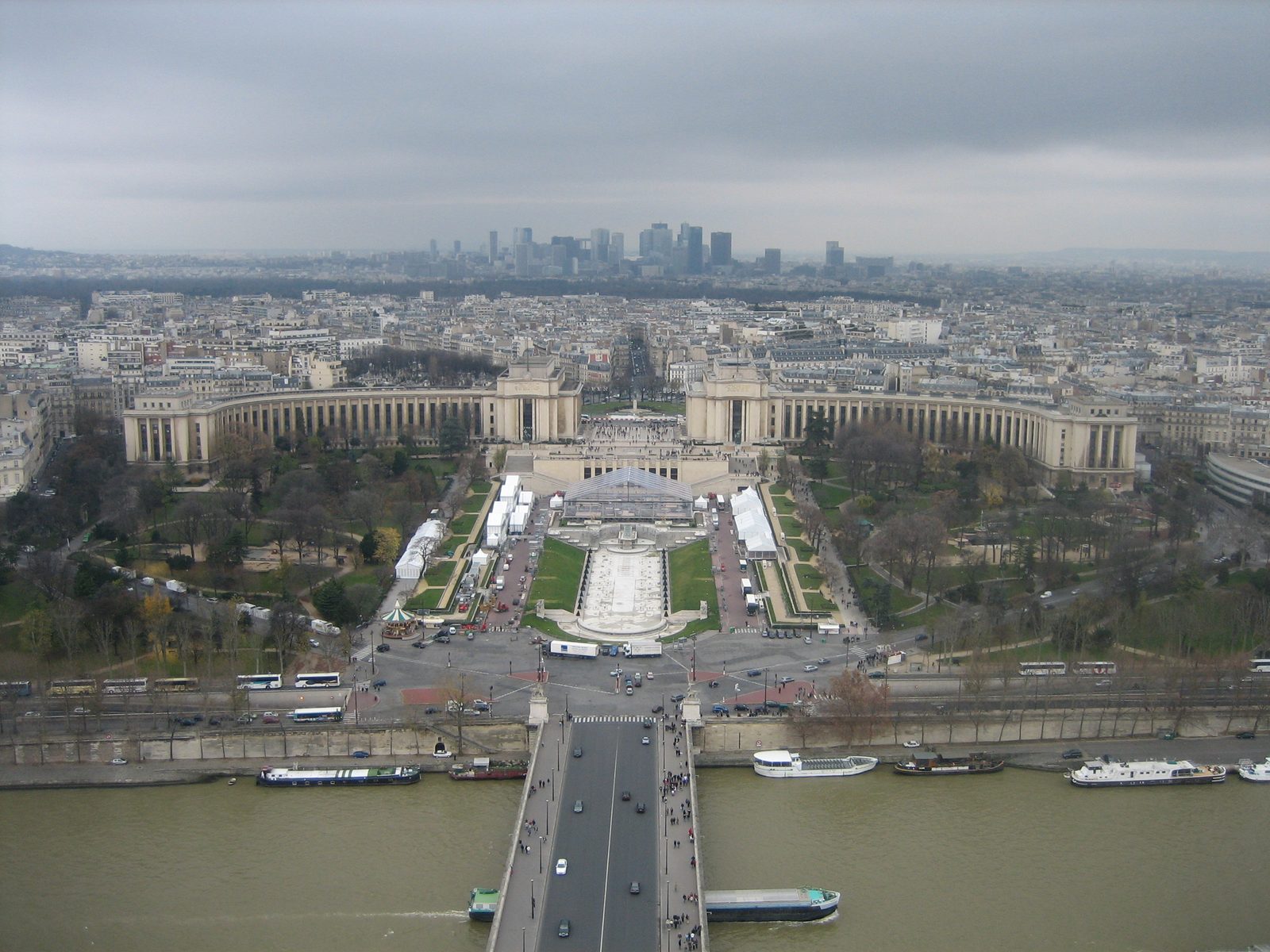 La Defense al fondo