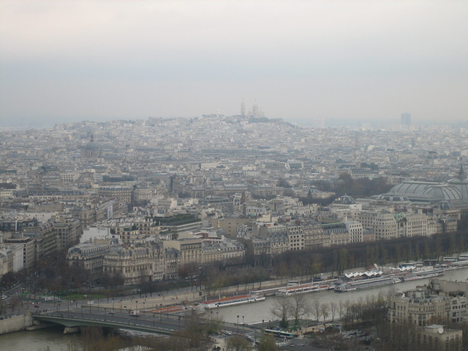 al fondo la catedral de Sacre Coeur