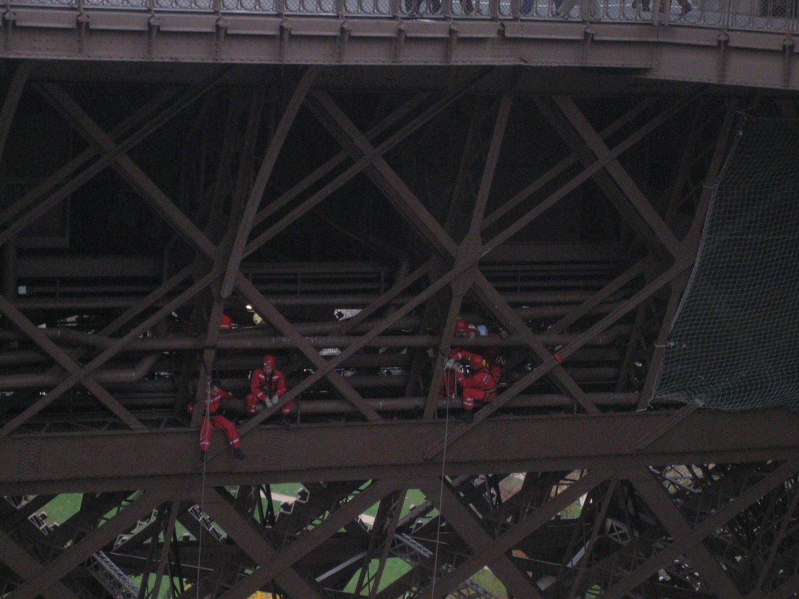 otra vez los bomberos escalando