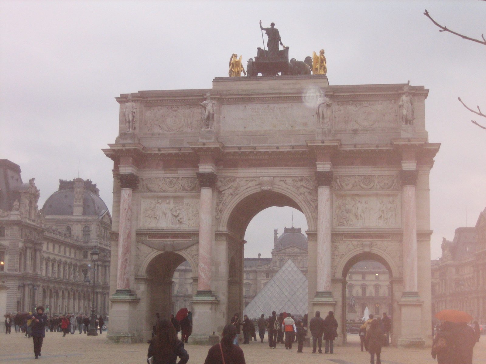 llegando al museo del Louvre