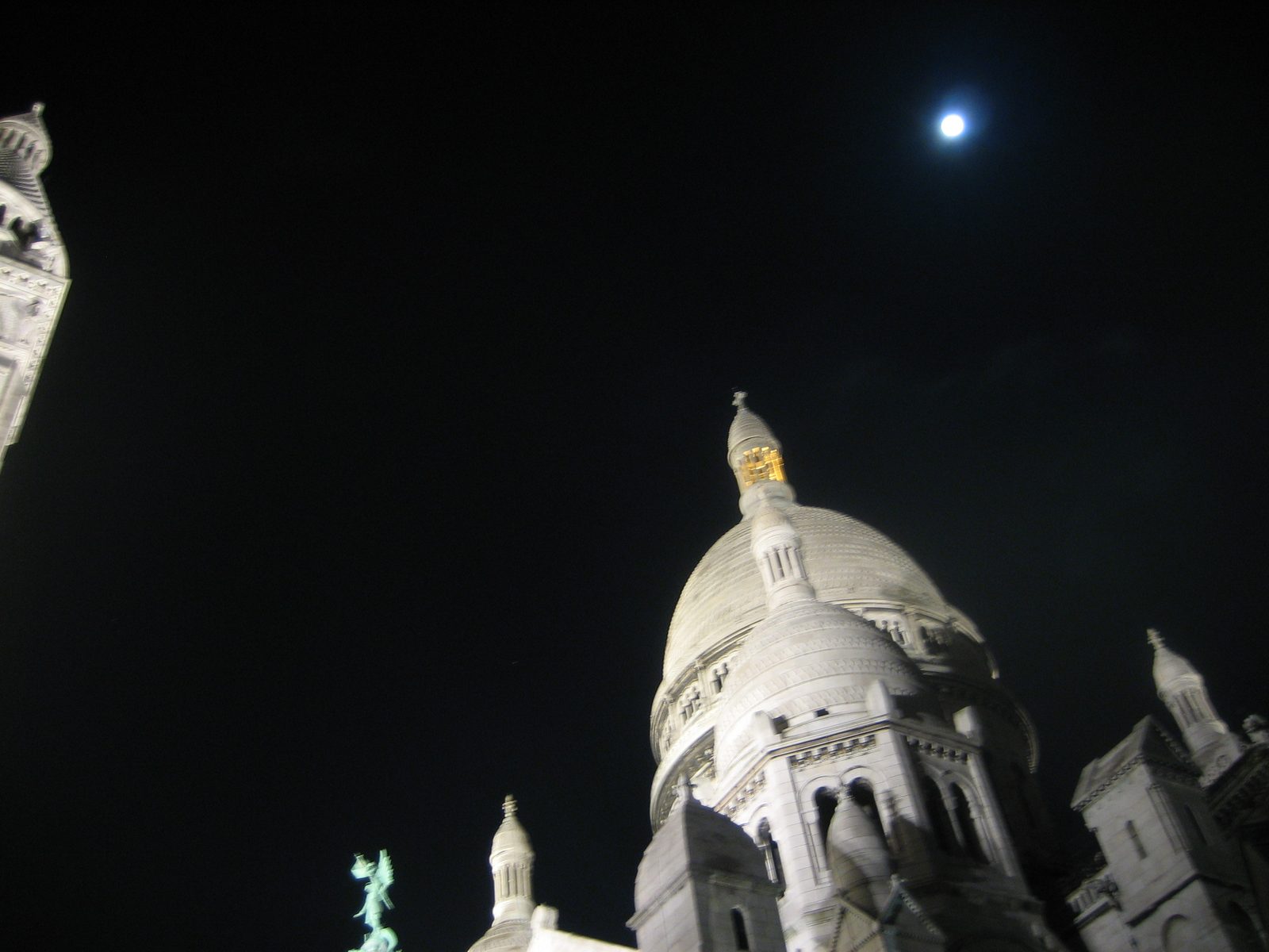 la luna muy brillante