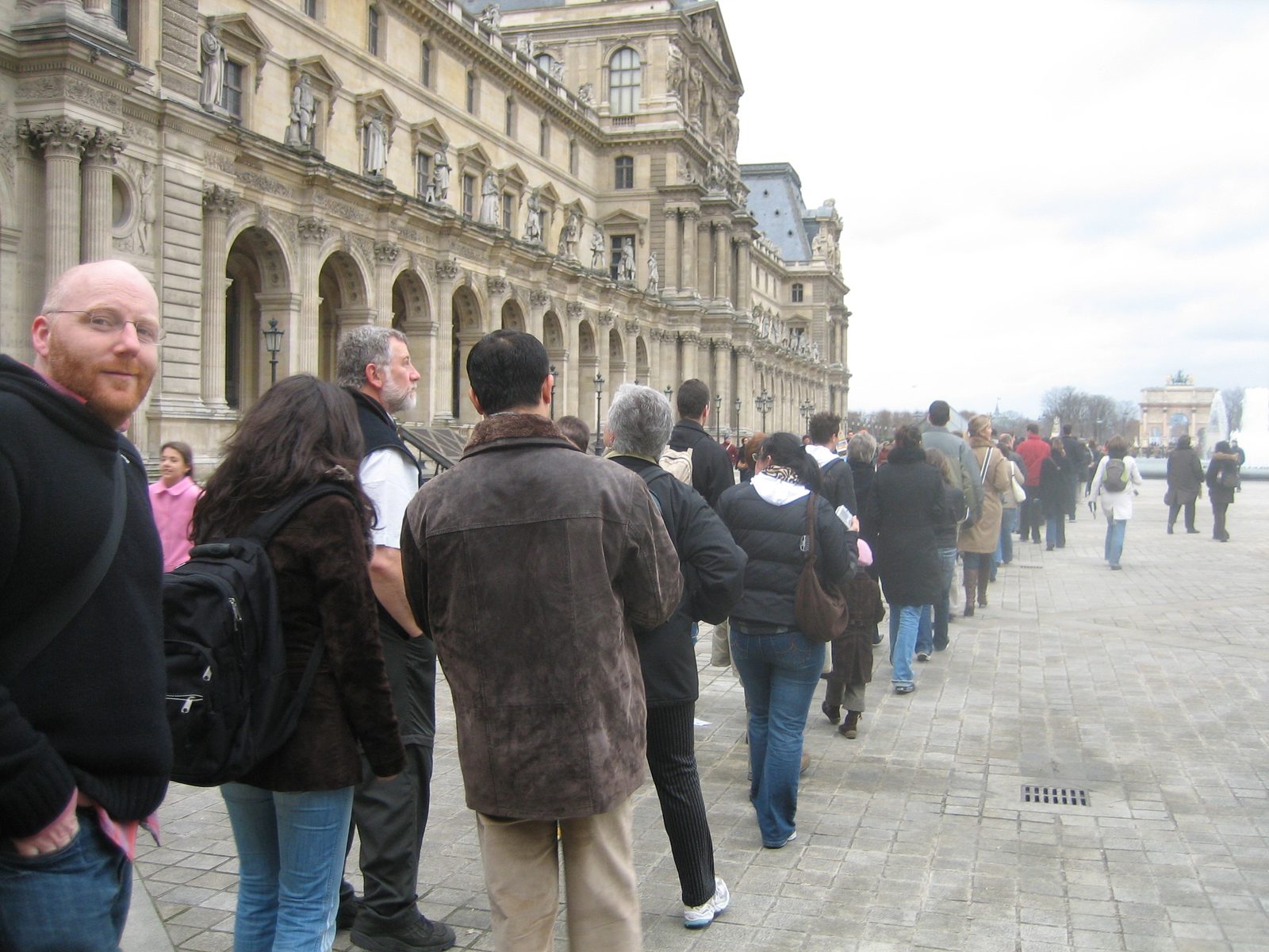 haciendo la cola para entrar al Louvre