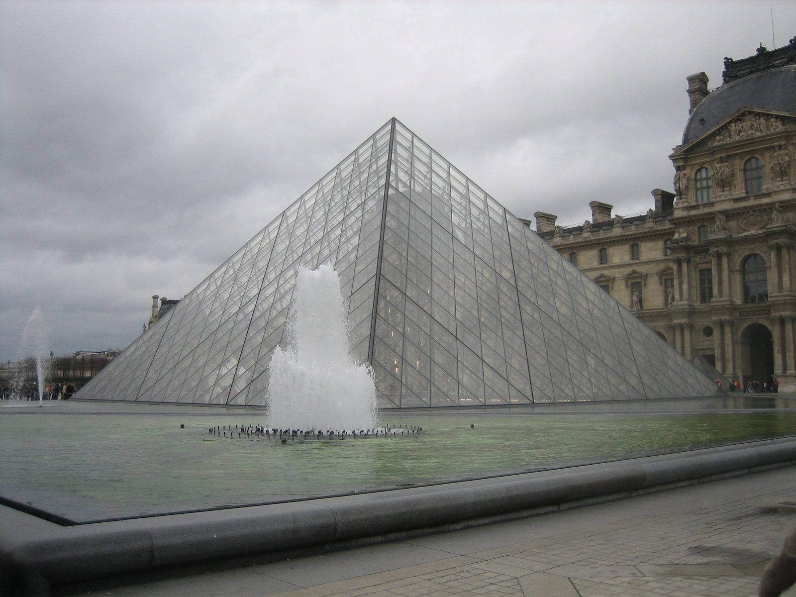 la piramide en el jardin del Louvre