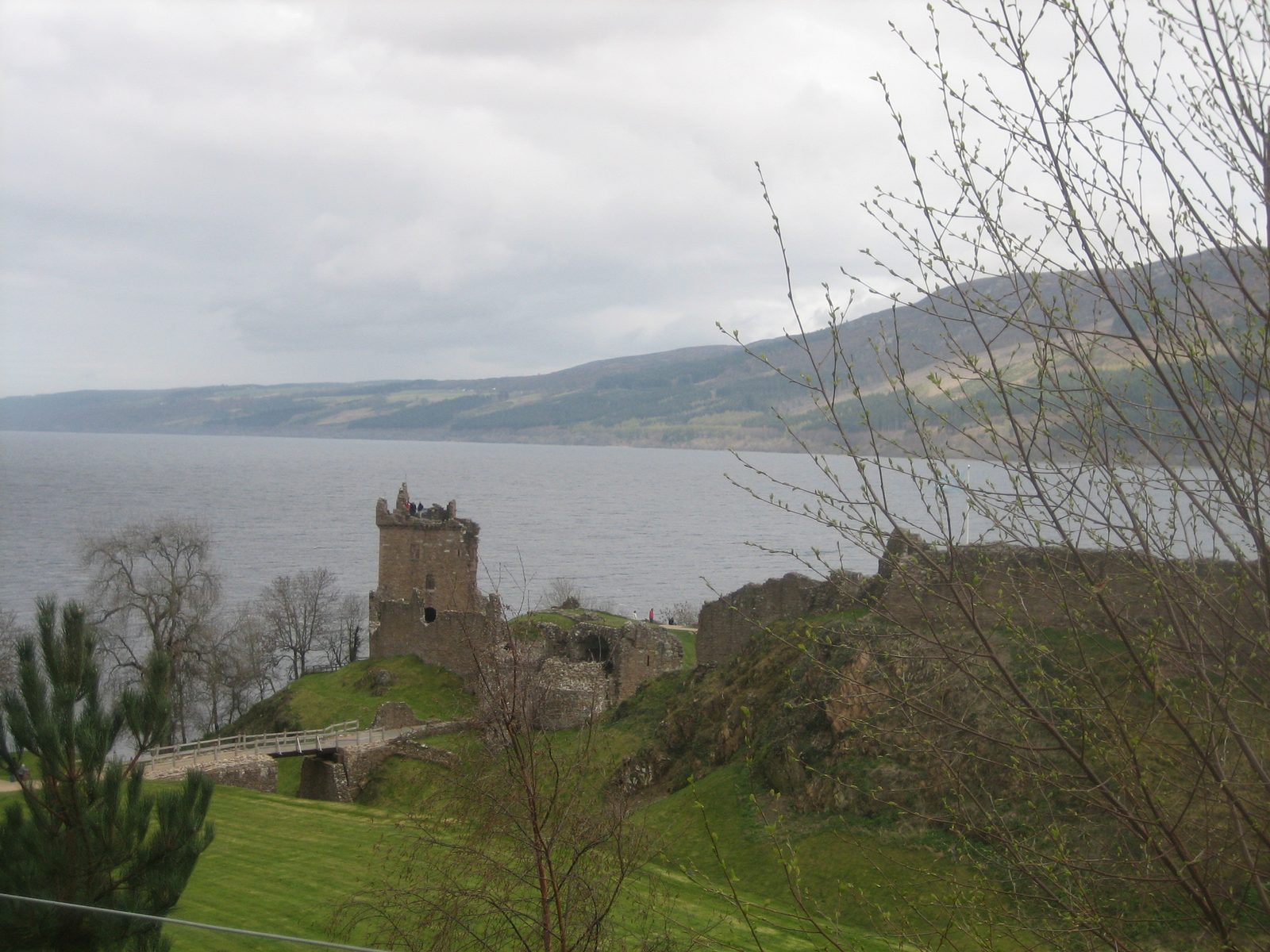 Urquhart Castle en la orilla de Loch Ness