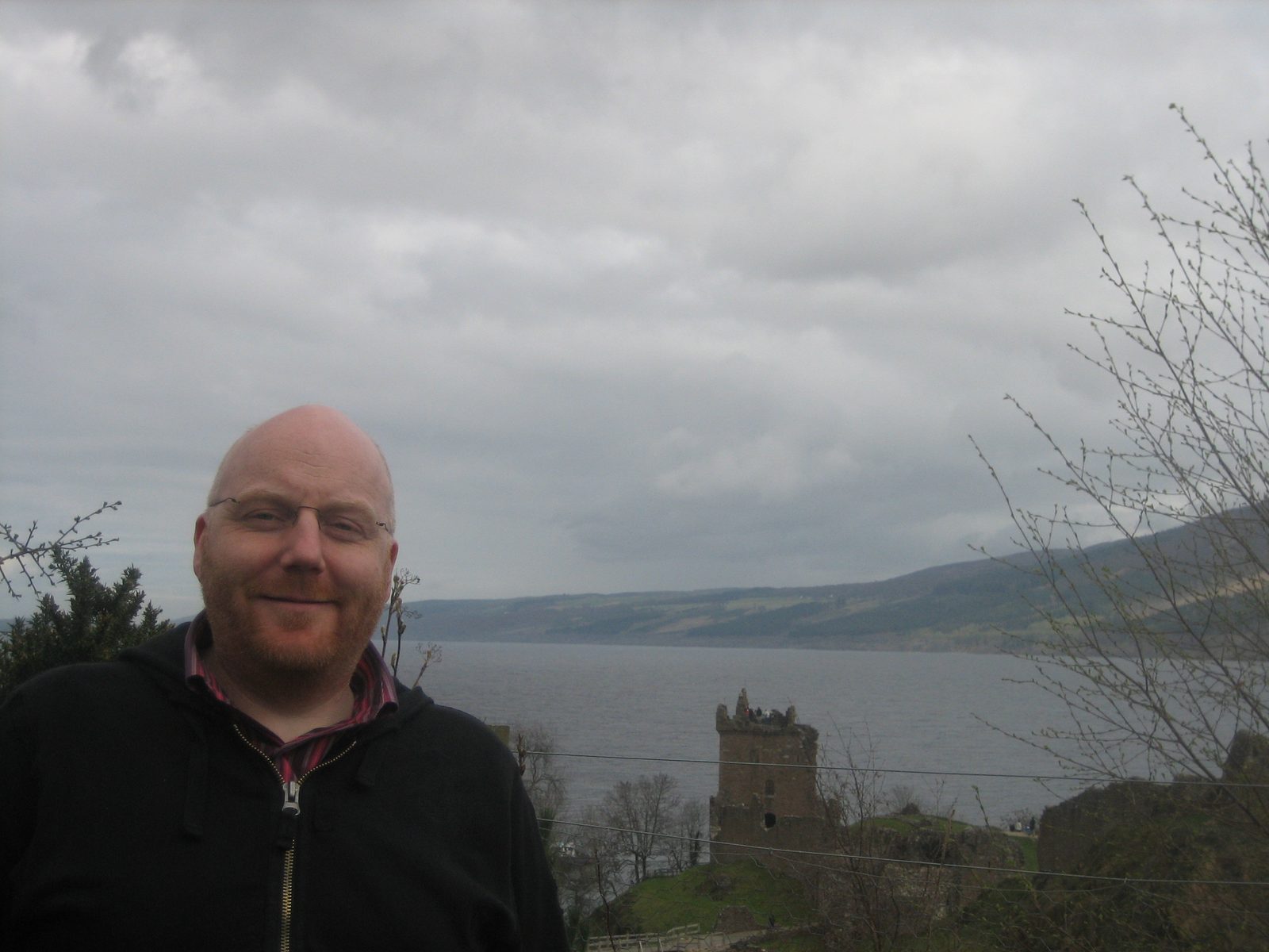 Iain con Loch Ness de fondo