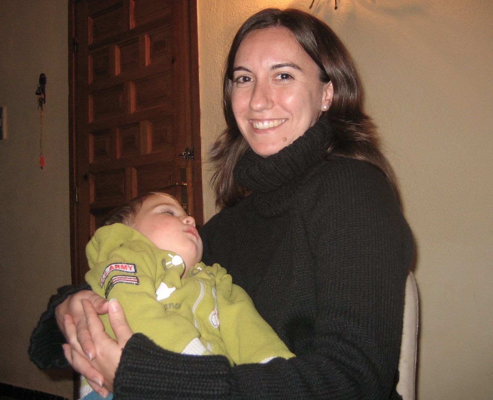 la primera vez q consegui tener a Lucas en brazos fue porq estaba dormido!!!