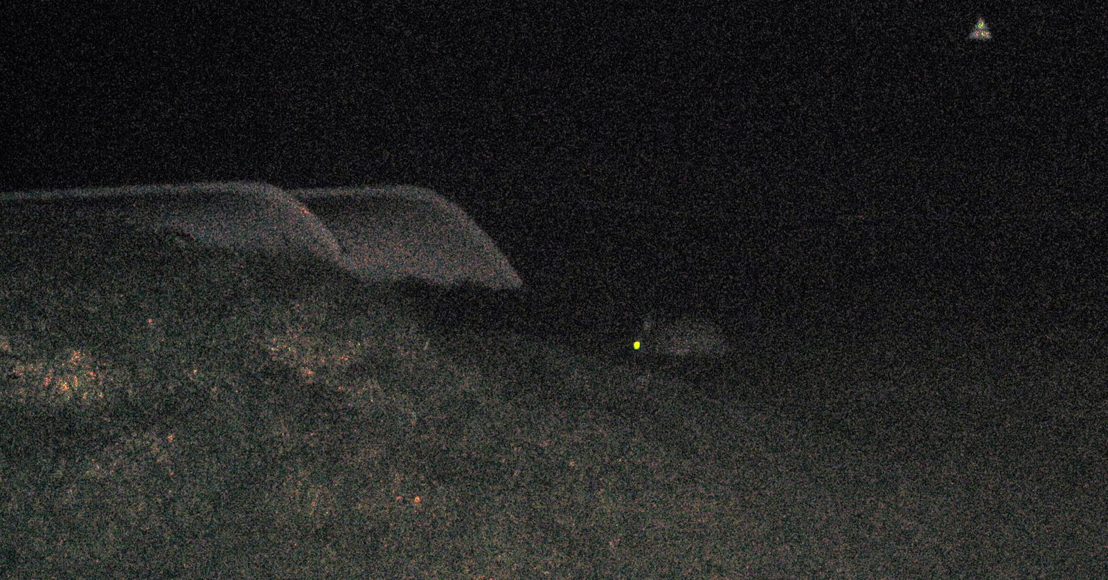 el punto amarillo es el ojo de un conejo q andaba por ahi a la noche