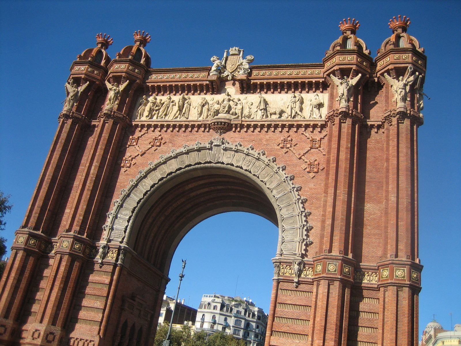 (tiene su propio Arco del Triunfo)