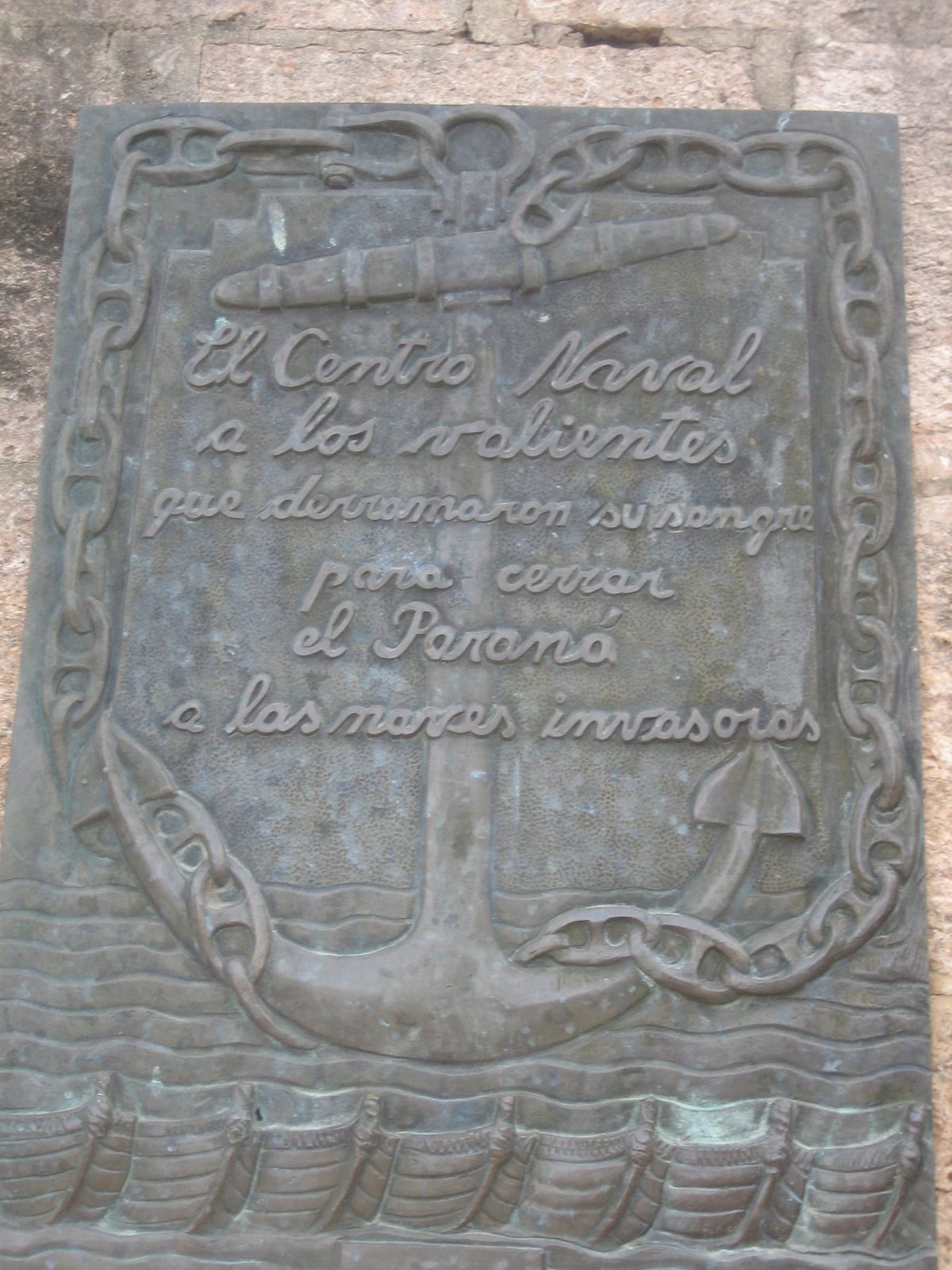 arriba, las placas conmemoratorias