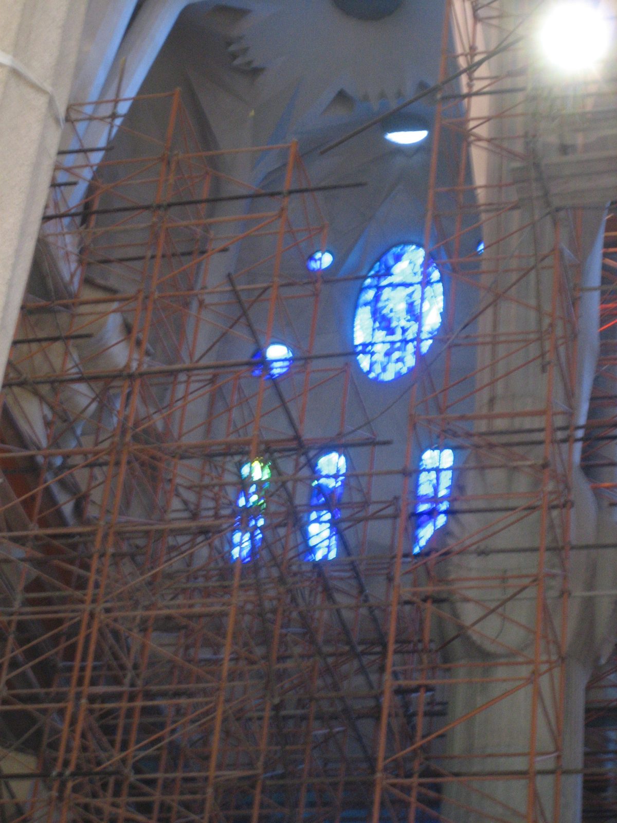 si, esta toda llena de andamios (en construccion desde 1880s)