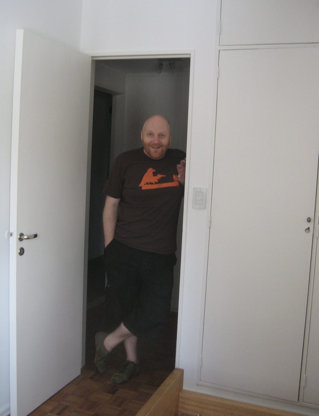 Iain contento con la cama nueva