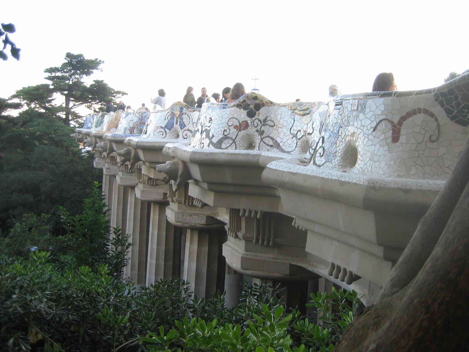 miren el detalle de los bancos! (todo con azulejo roto, una de las técnicas mas famosas de Gaudi)
