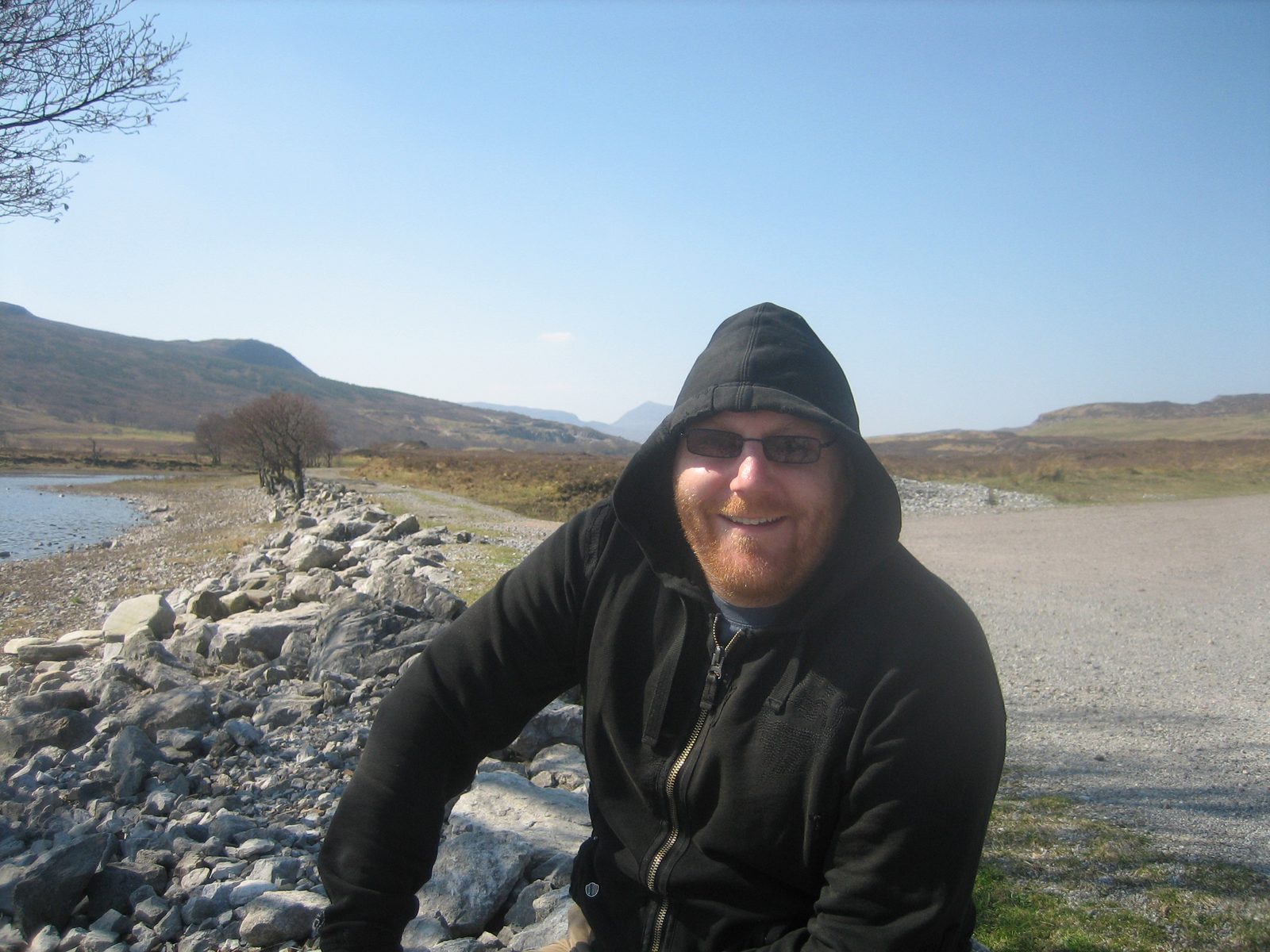 Iain se cubre del sol