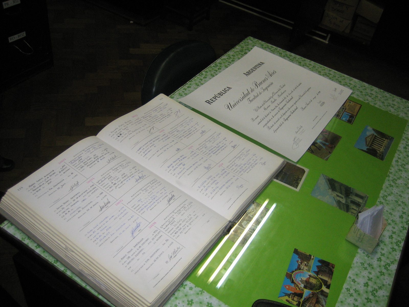 corroborando que el libro y el diploma esten bien