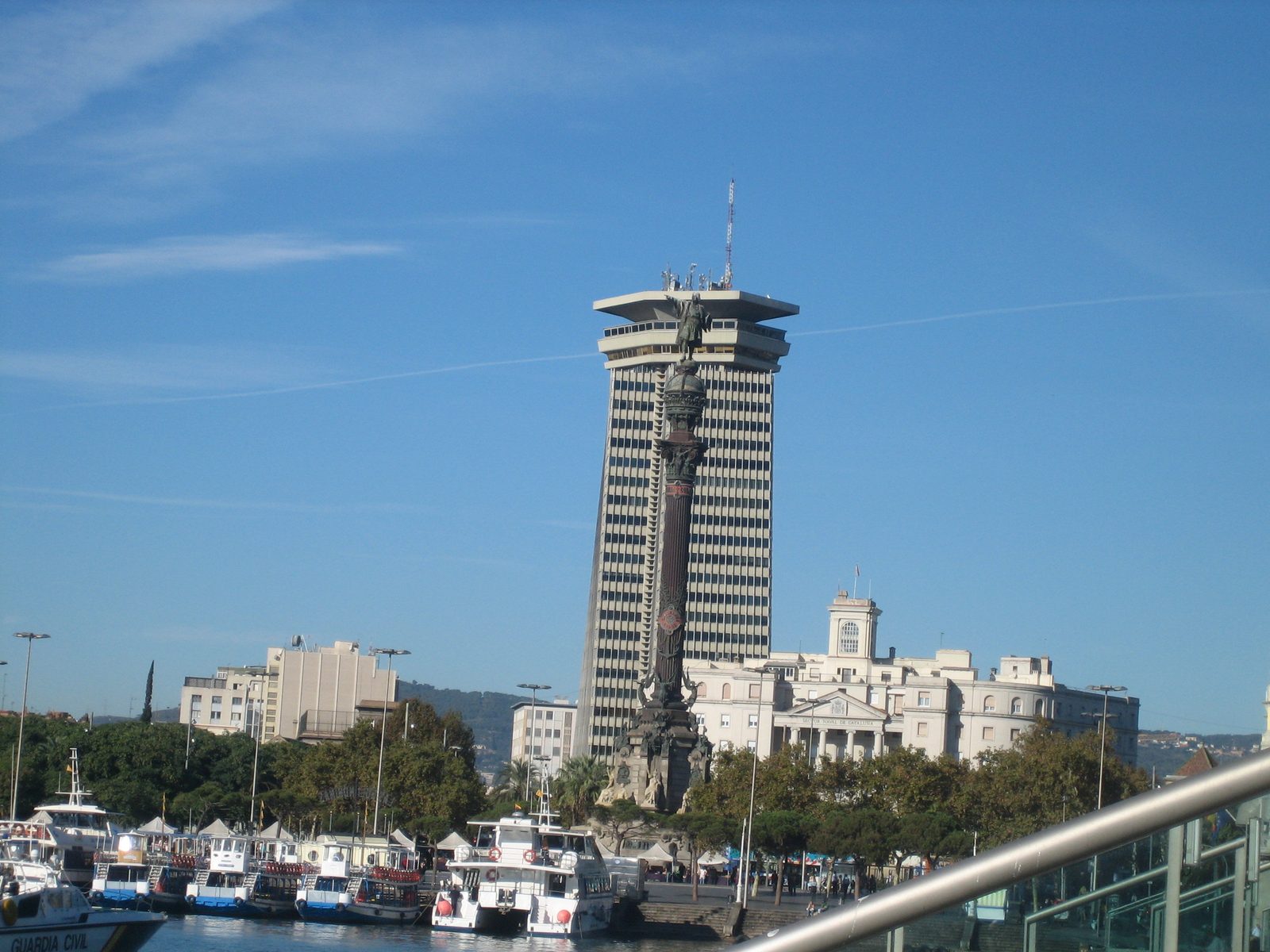 (es una estatua de Colón)