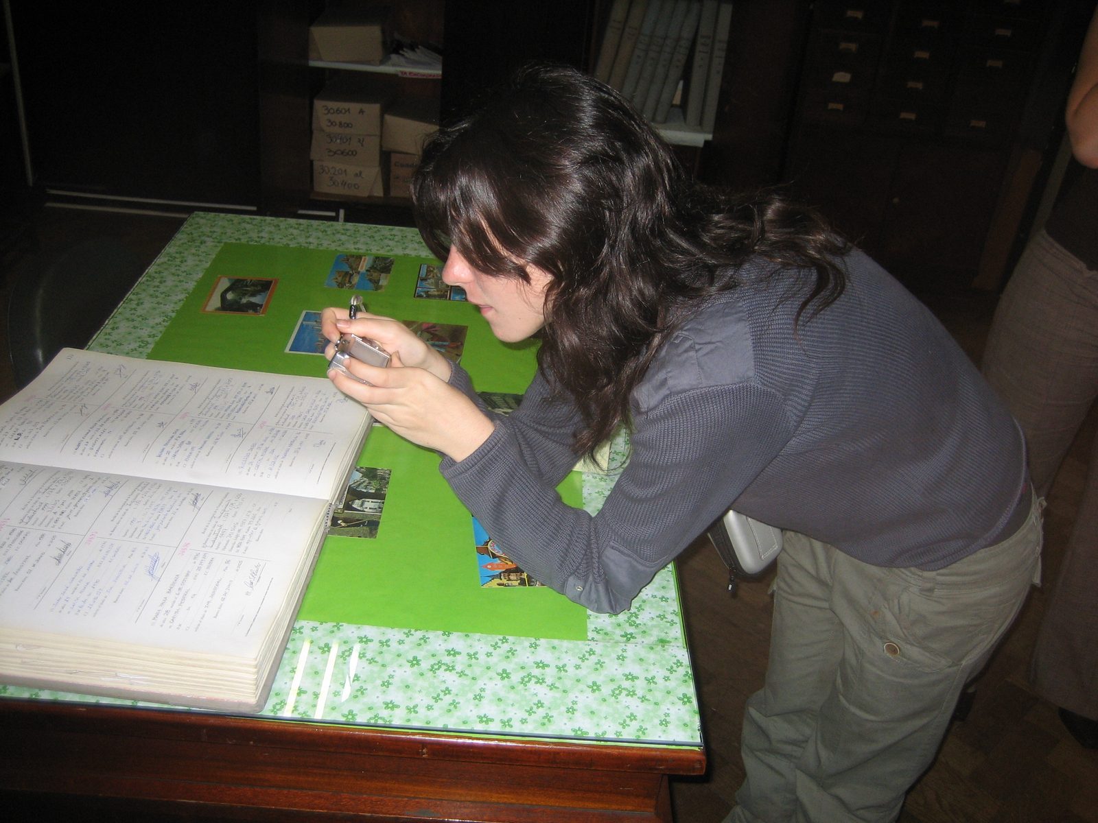 Rocio saca una foto de la firma