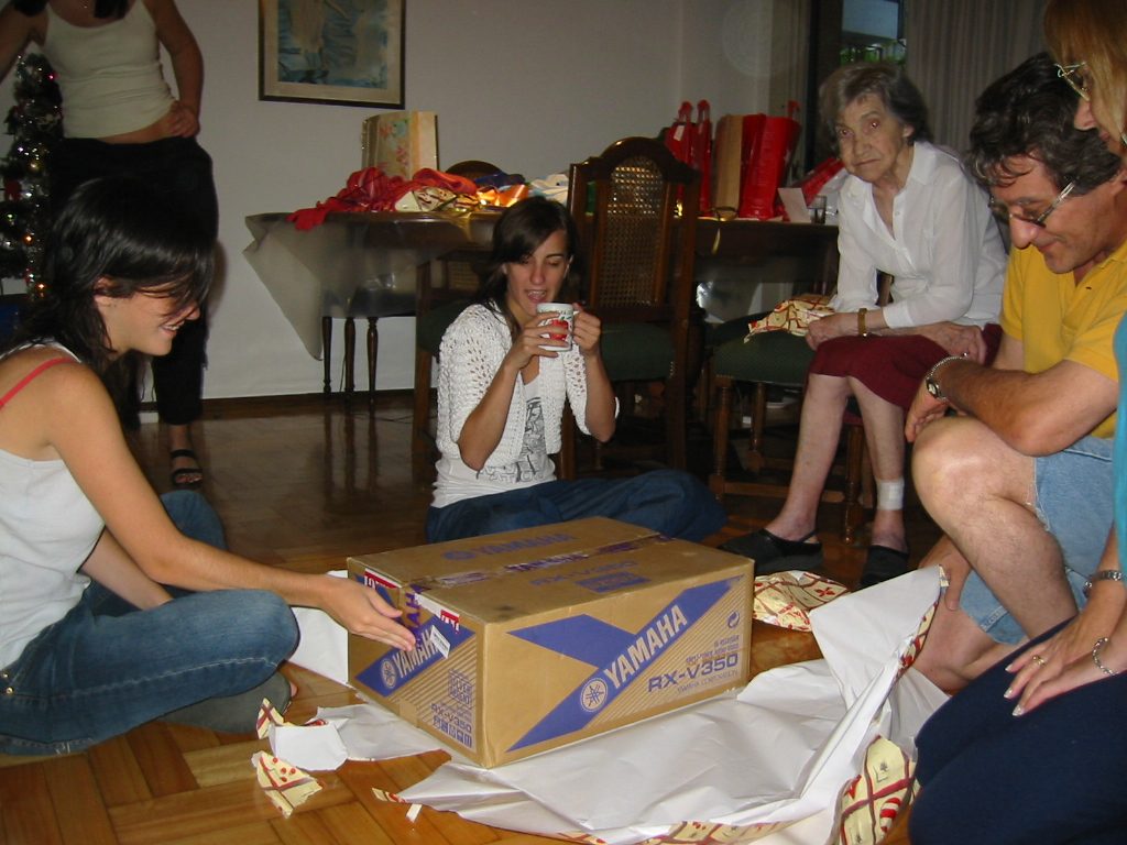 abriendo los regalos