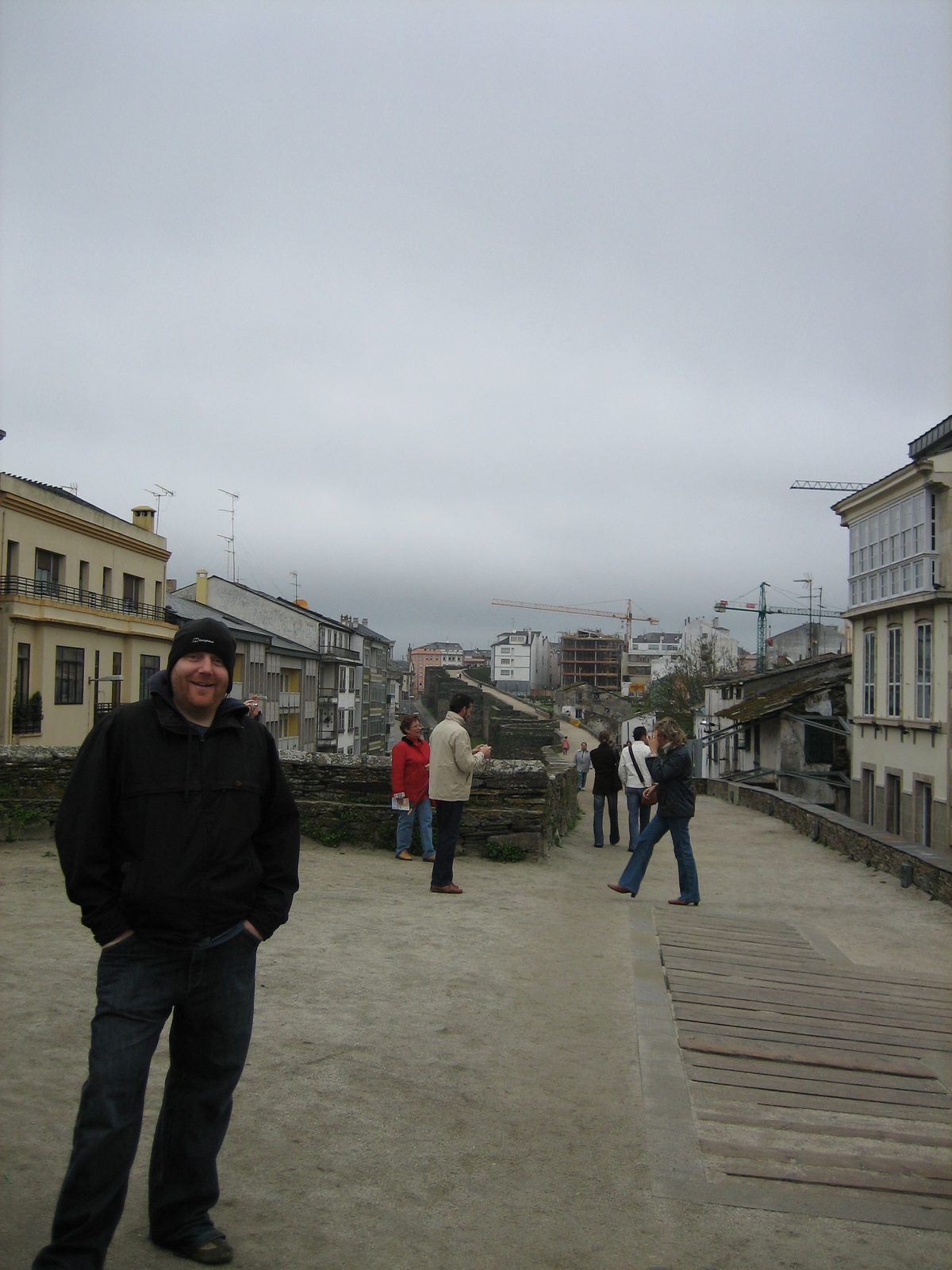 Iain en la muralla romana q rodea Lugo