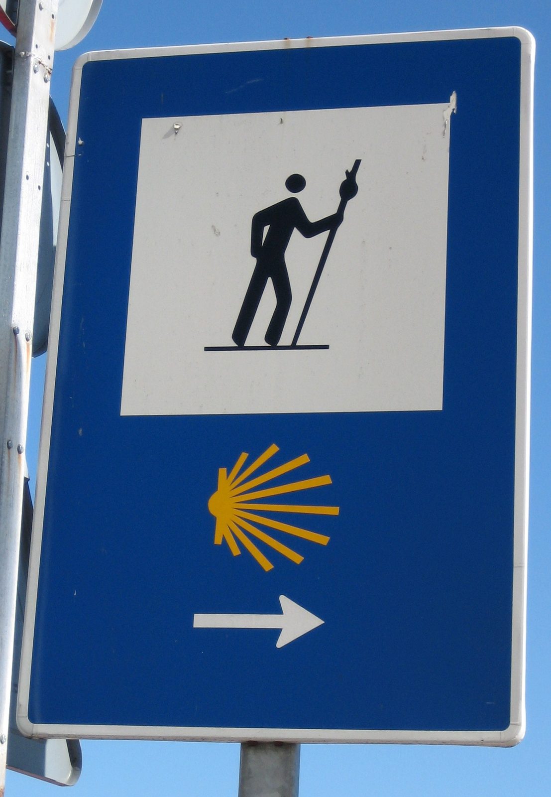 estas señales muestran el Camino de Santiago - estan por todos lados y a cada rato uno se cruza con la gente q hace el camino a