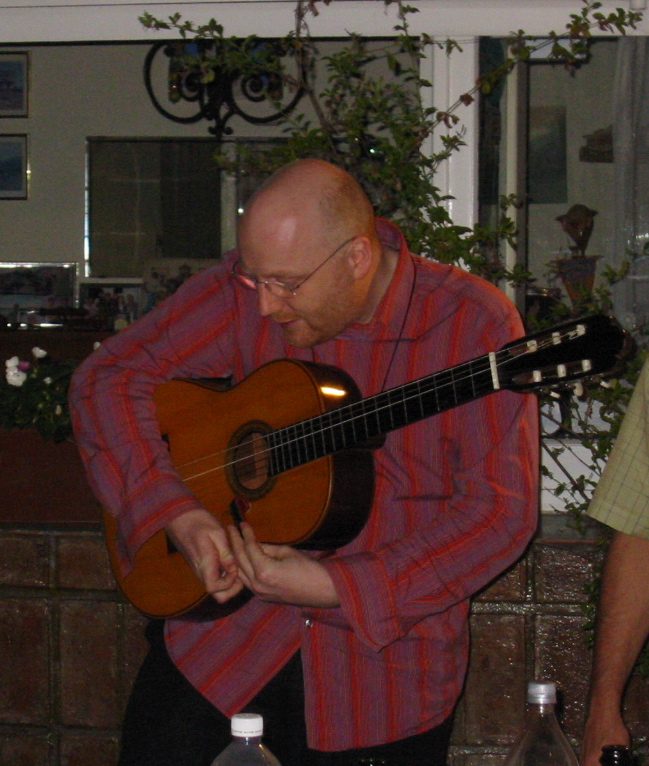 Iain se prepara para cantar