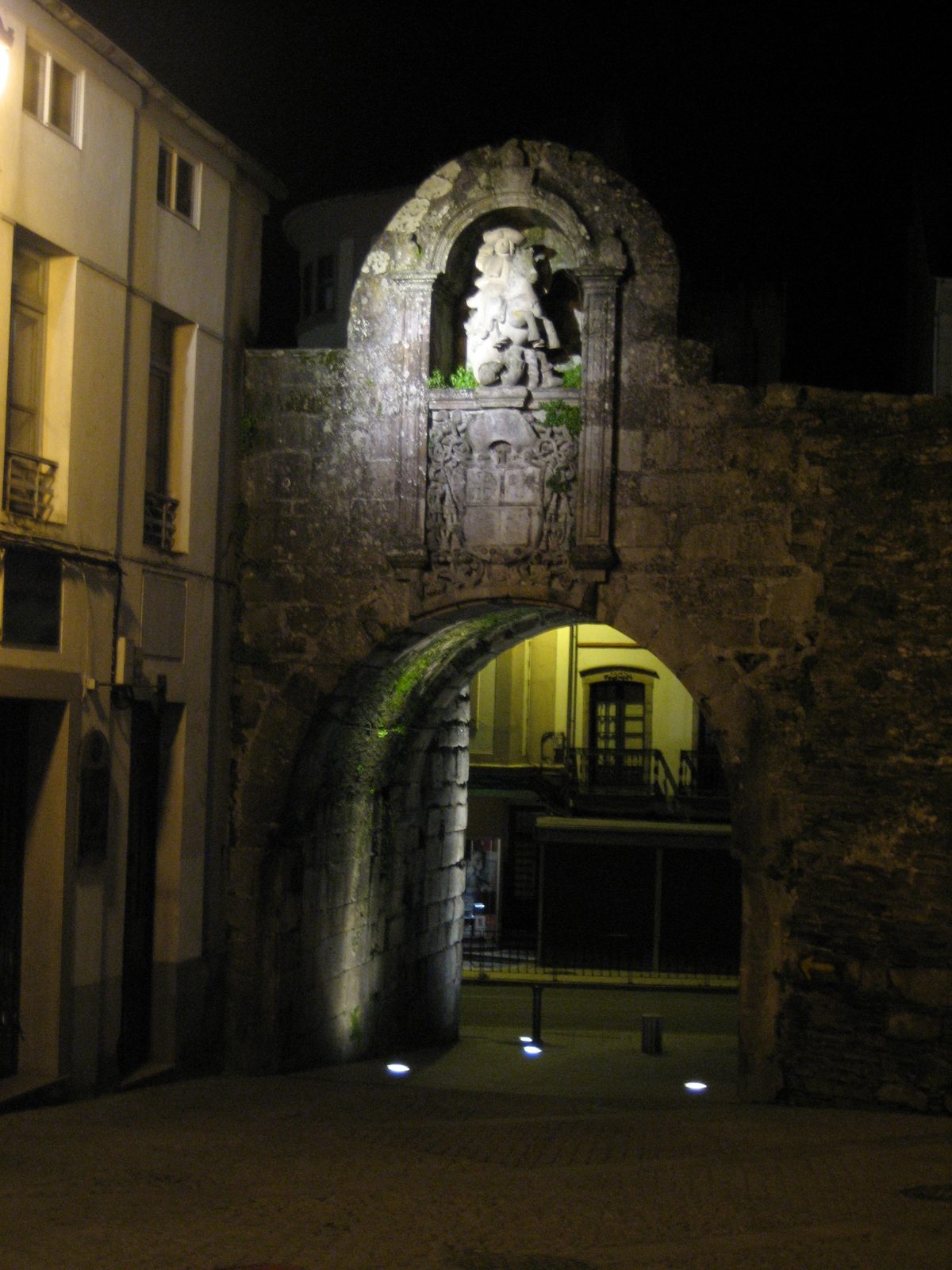 una de las entradas a traves de la muralla