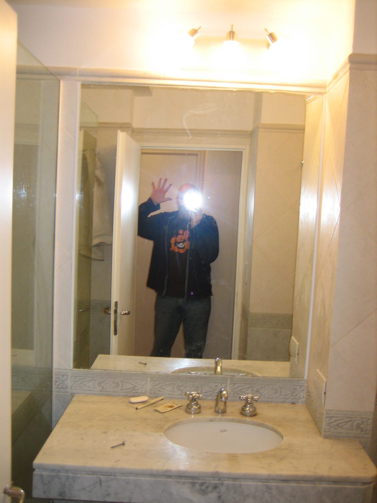Iain mostrando las luces del baño