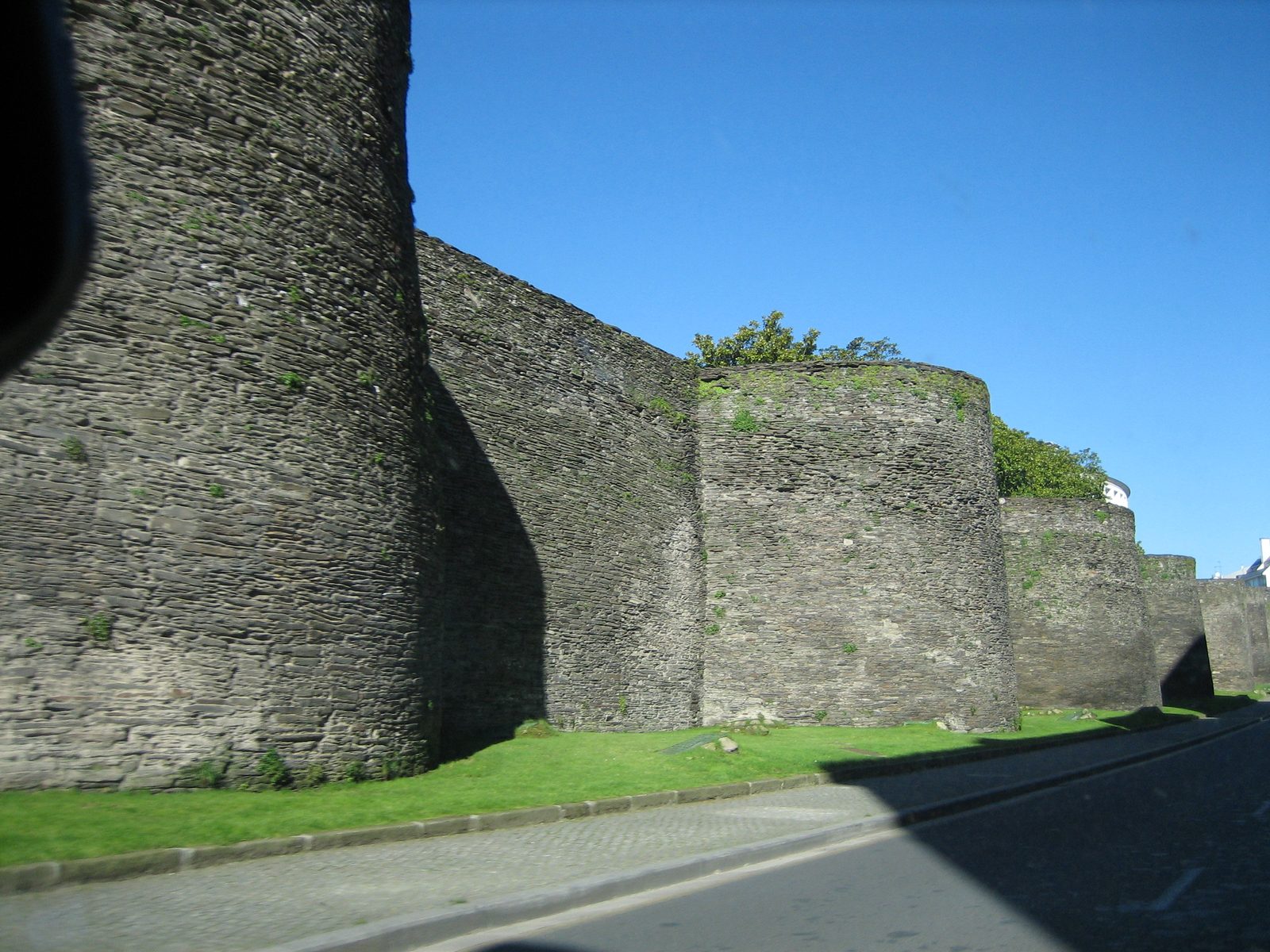 la muralla vista desde afuera de la ciudad
