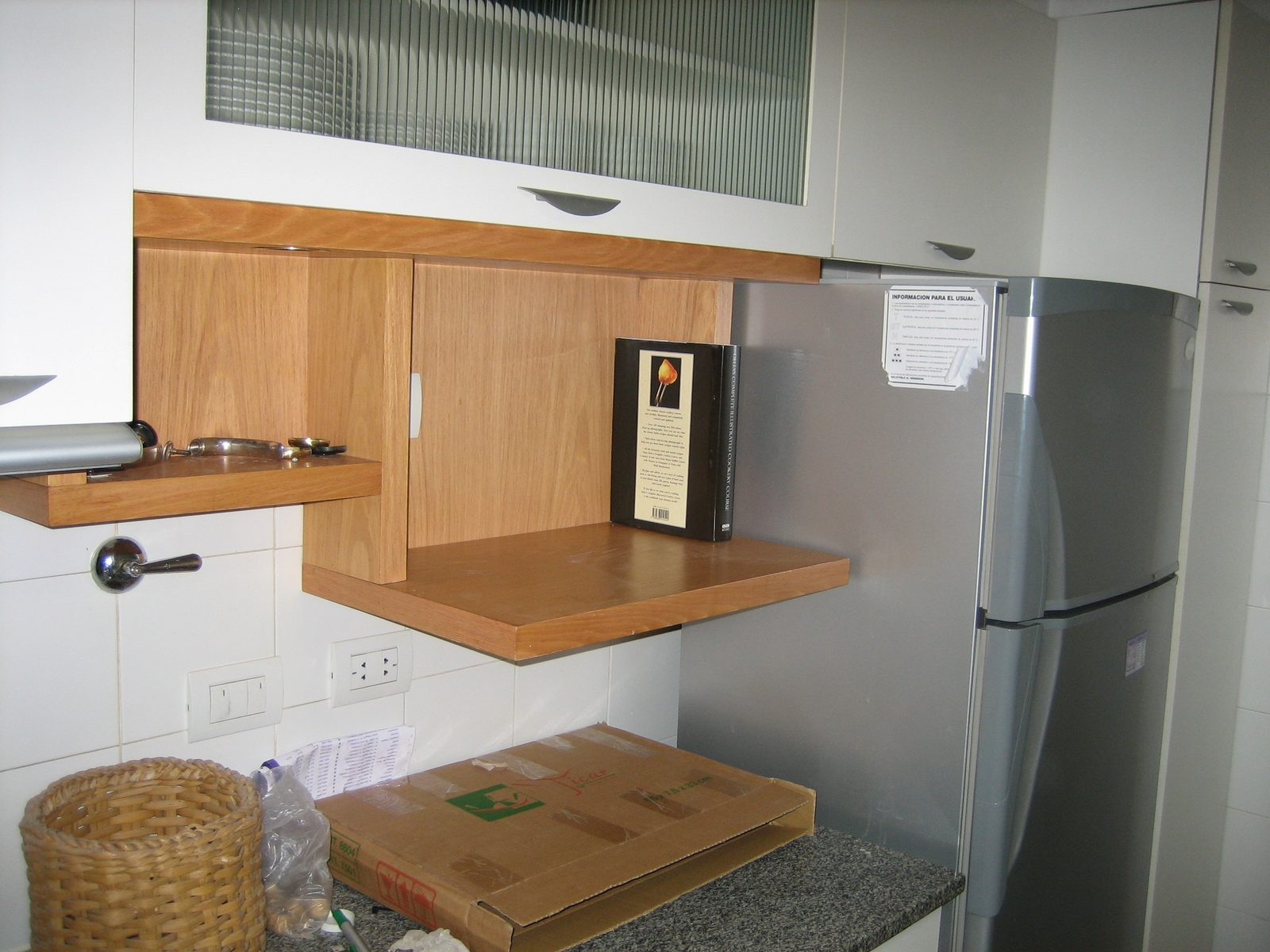 la heladera... y el libro de Delia Smith!