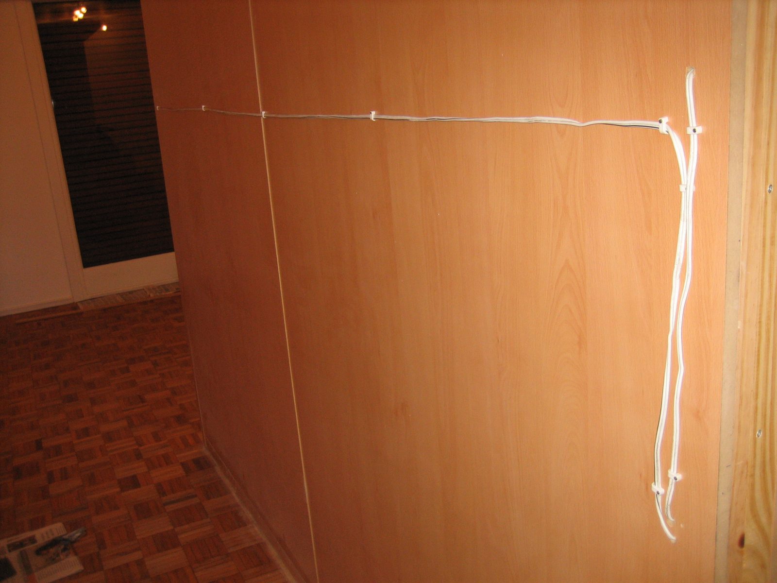 (ya estuvo poniendo cables)