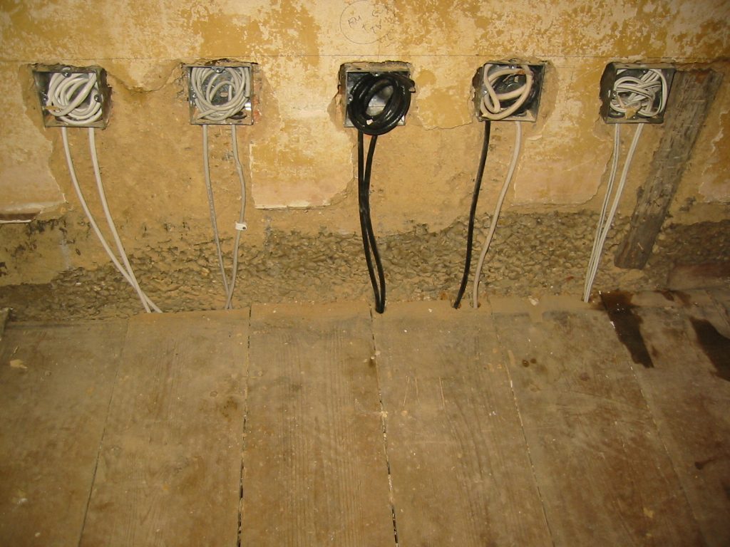 ethernet, tv, radio, parlantes.... cuantos enchufes hacen falta?!?!