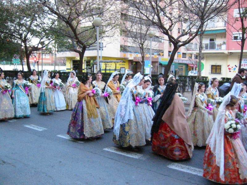 11_falleras_camino_a_la_ofrenda