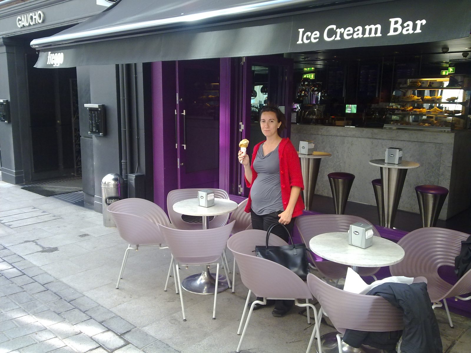 las chicas tomando un helado argentino