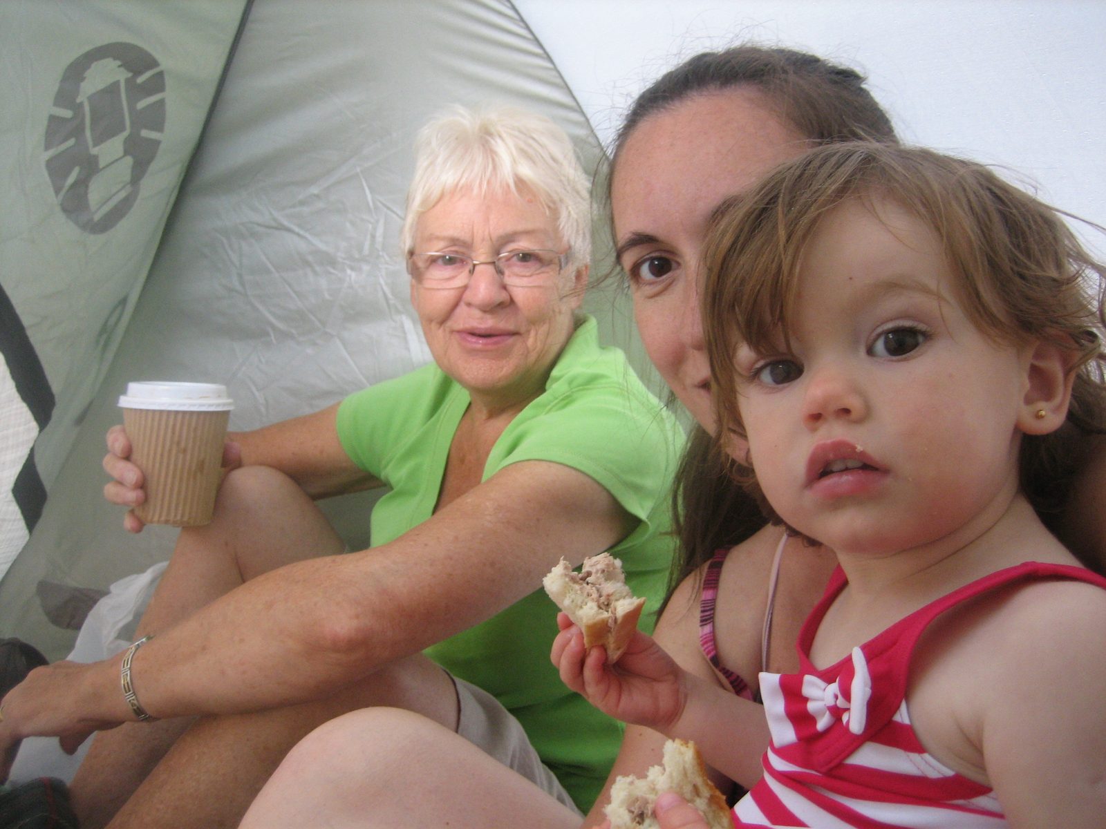 almorzando en la carpa - afuera llueve!!