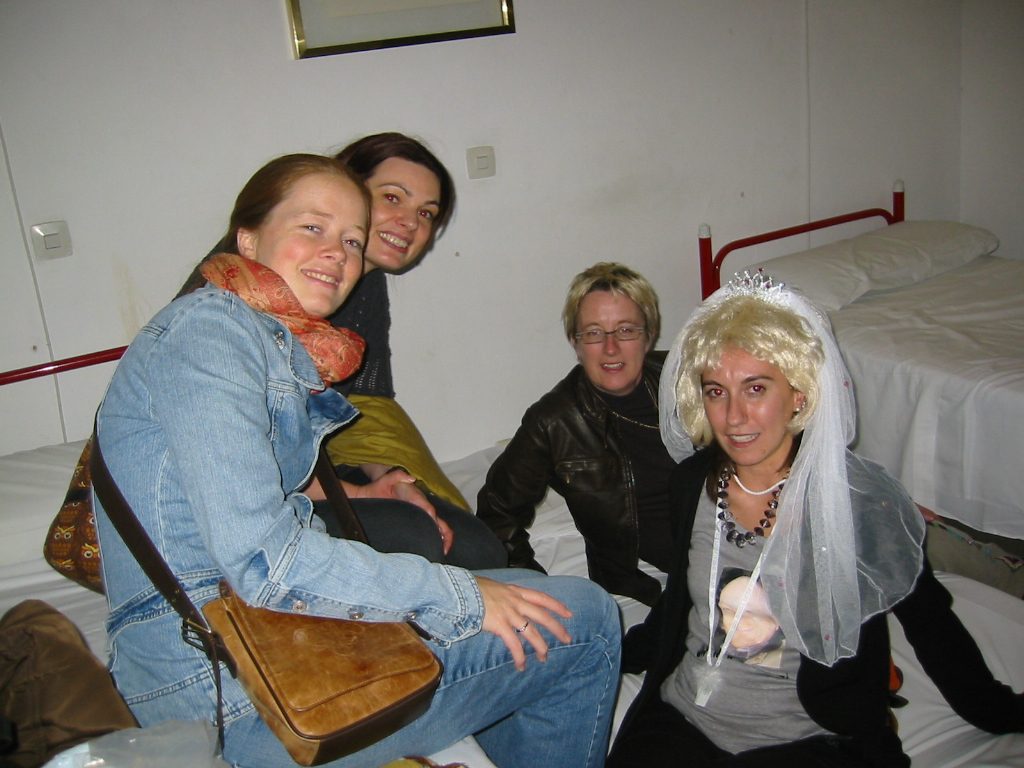 con Suzanne, Bettina y Hilary en una de las habitaciones