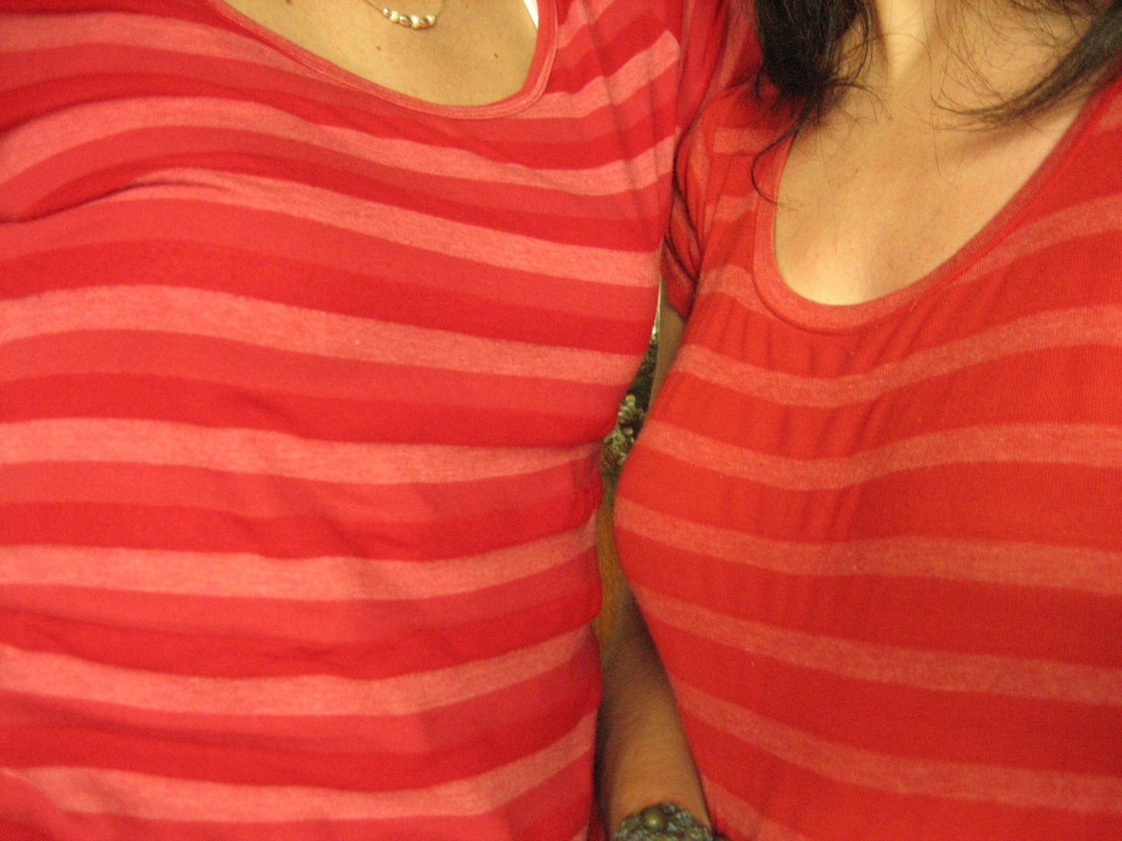 las dos hermanas con una remera muy parecida... jeje