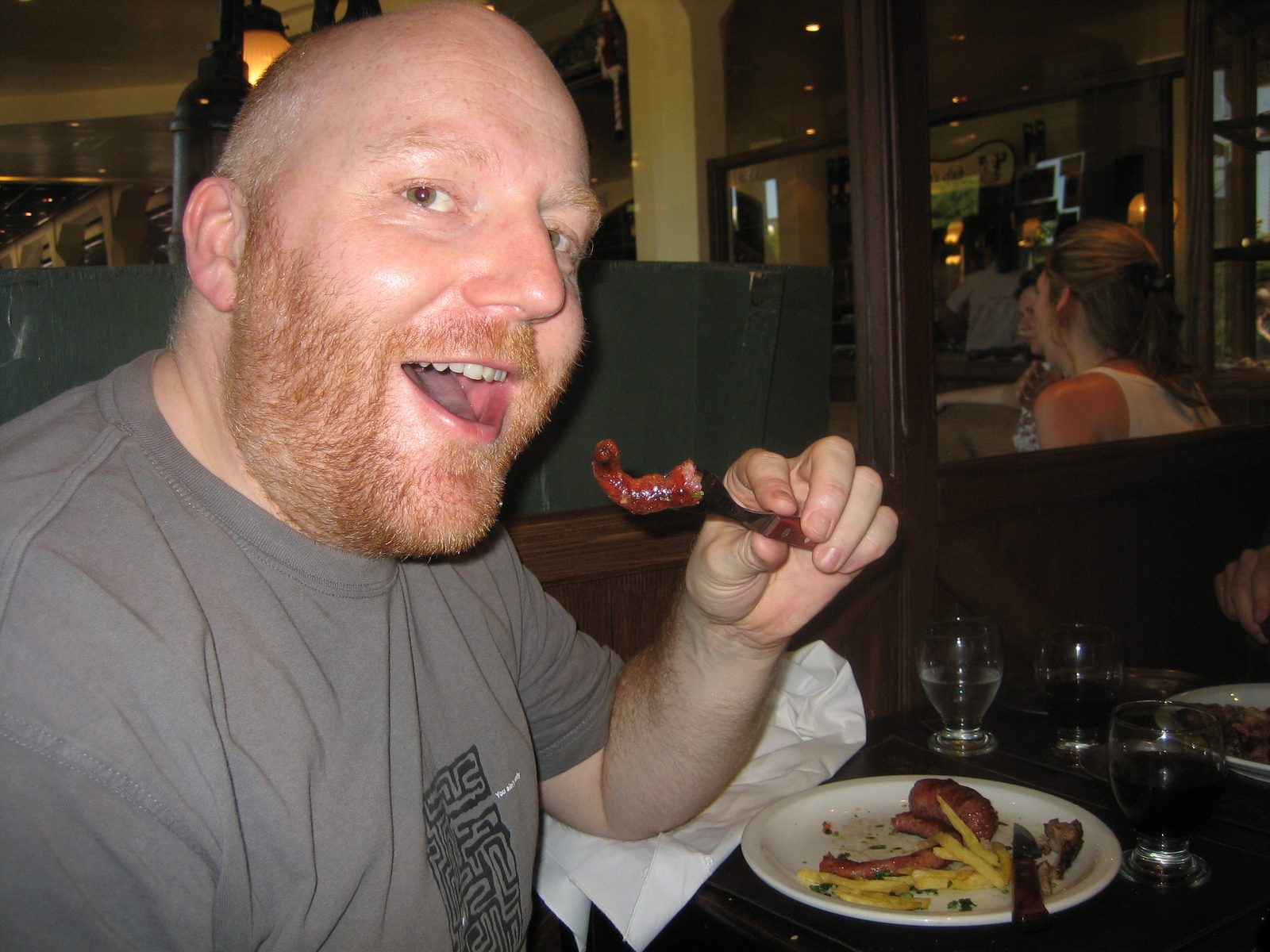 Iain comiendo salchichita!!!!!