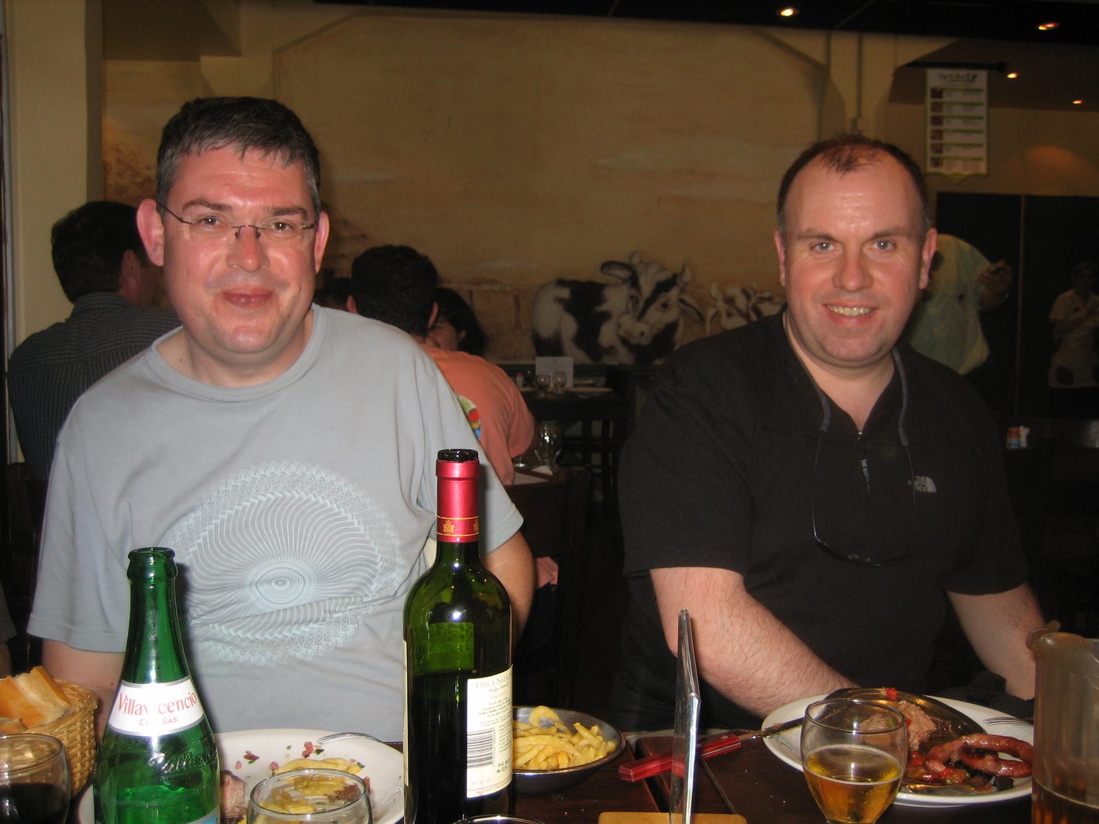 Iain S y Mike disfrutando de "Siga la vaca"