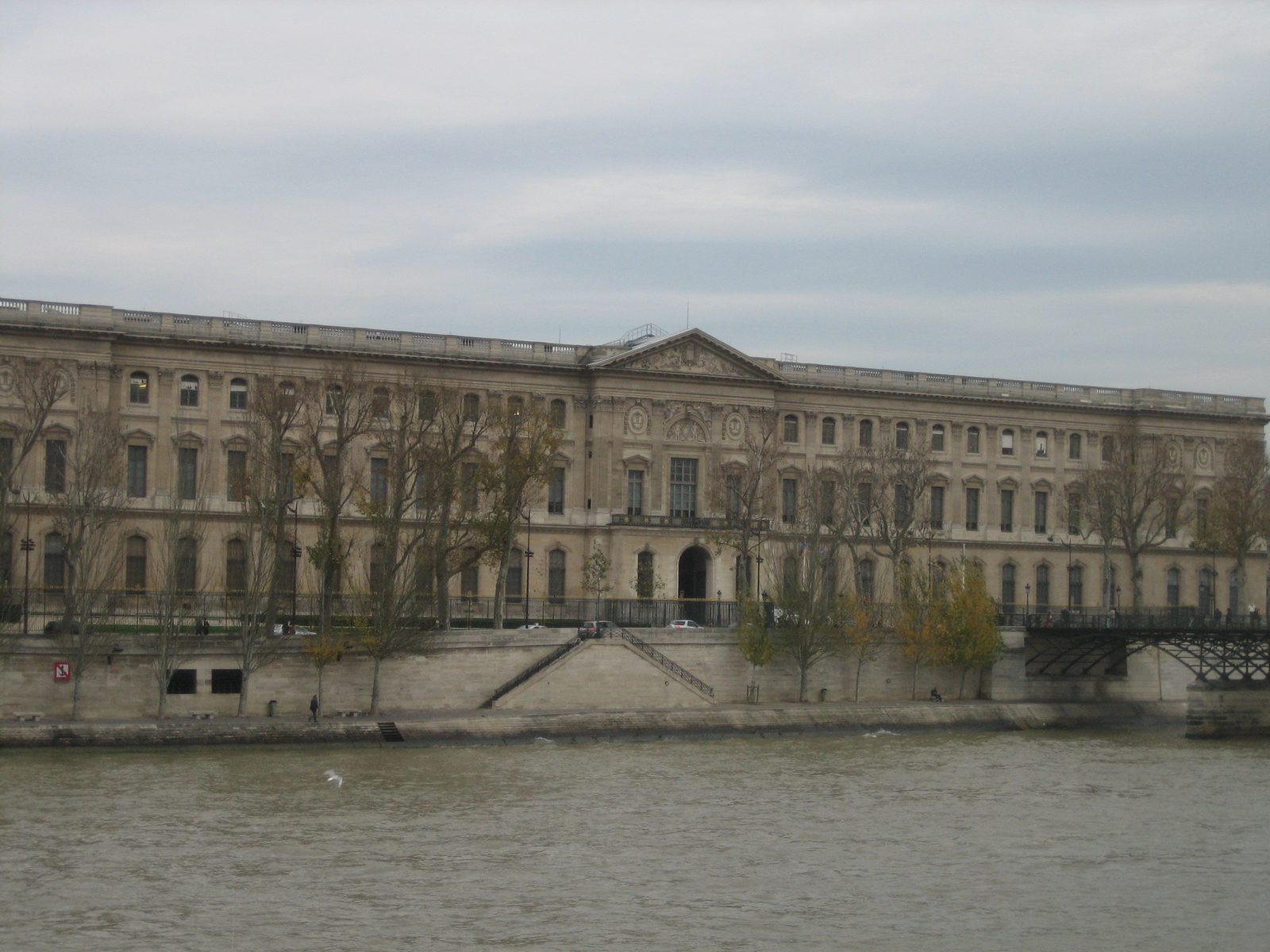 Museo del Louvre desde el otro lado del rio