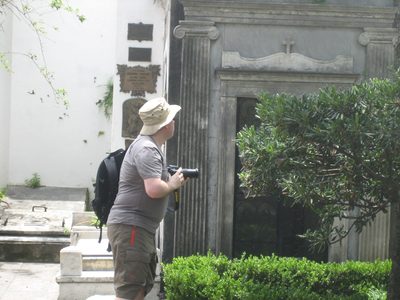 Mike de turista en el cementerio de la Recoleta