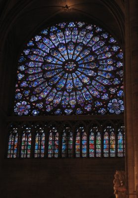 detalle de una ventana desde adentro de la catedral