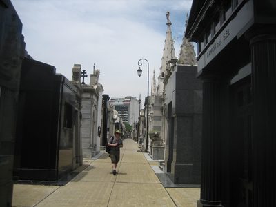 Mike por una de las callecitas del cementerio