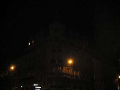 esta muy oscura pero esta esquina me recordo mucho a BsAs!